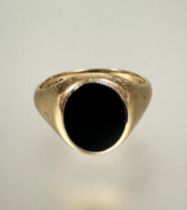 A gents 9ct gold oval onyx set signet ring with engraved shoulders no signs of repairs or solder W