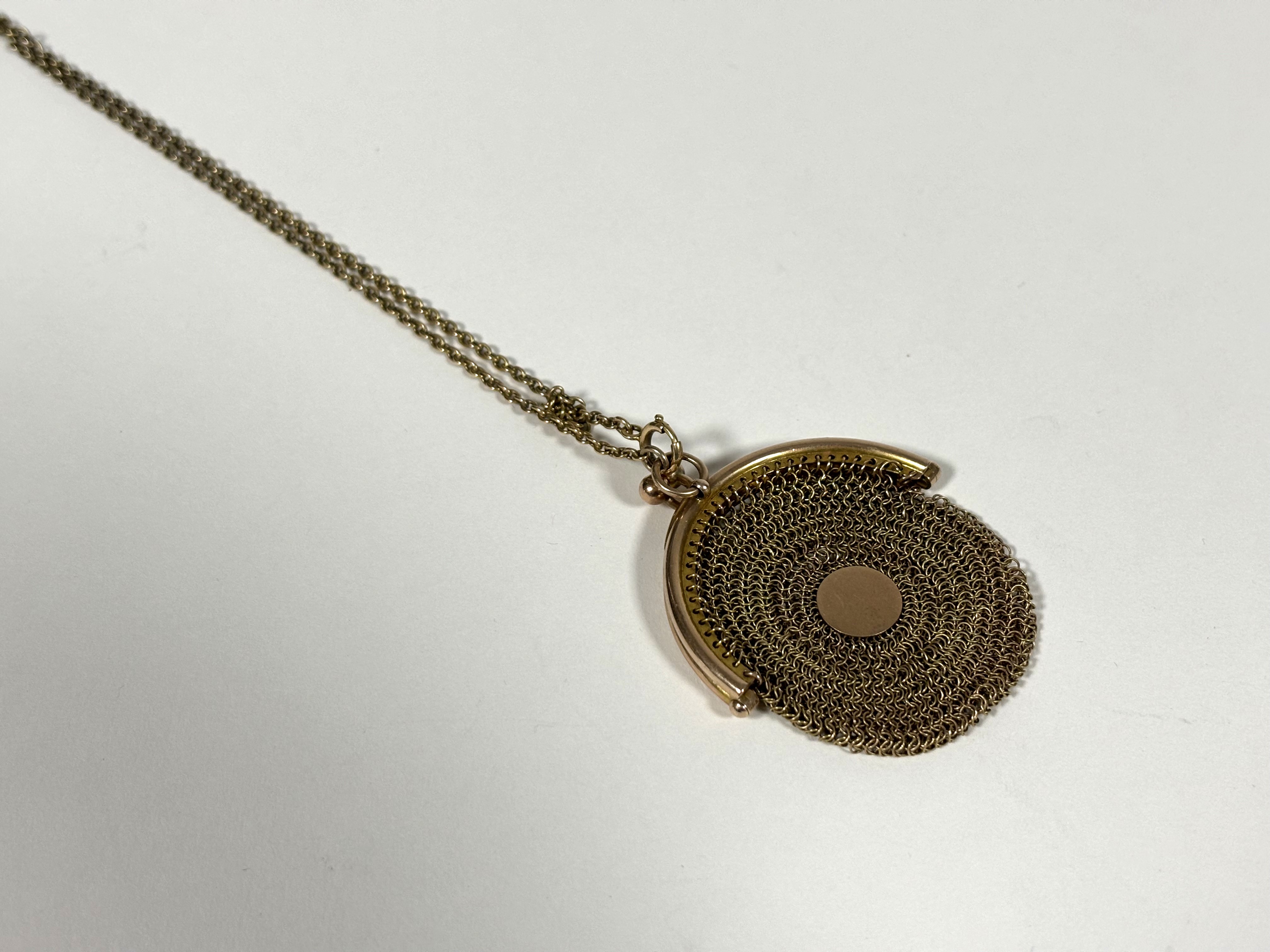 A lady's 9ct gold mesh change purse on chain, c. 1900, the oval purse on a tracelink chain - Image 4 of 4
