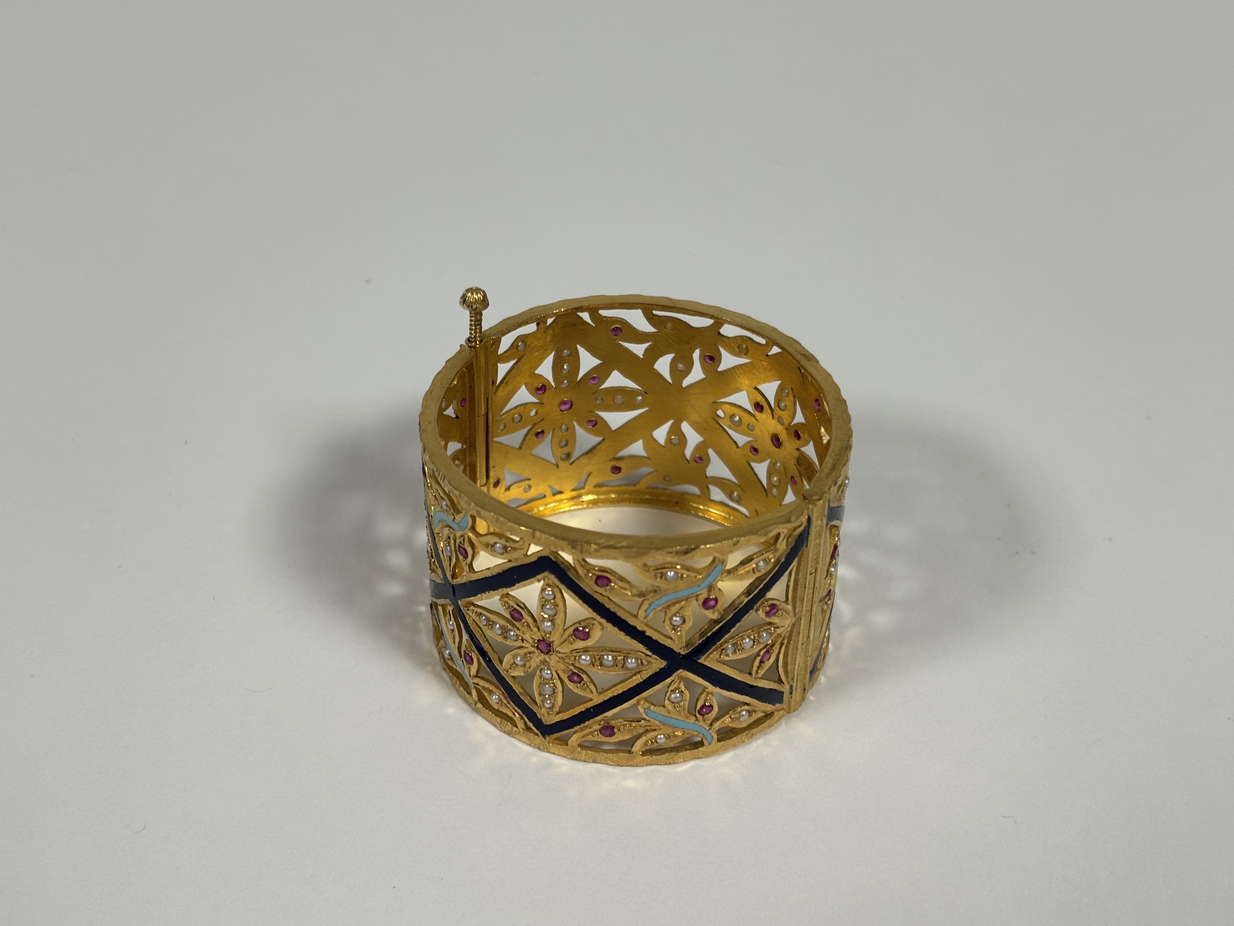 A striking hinged yellow metal bangle (possibly high carat gold, unmarked and untested), trellis- - Image 2 of 3
