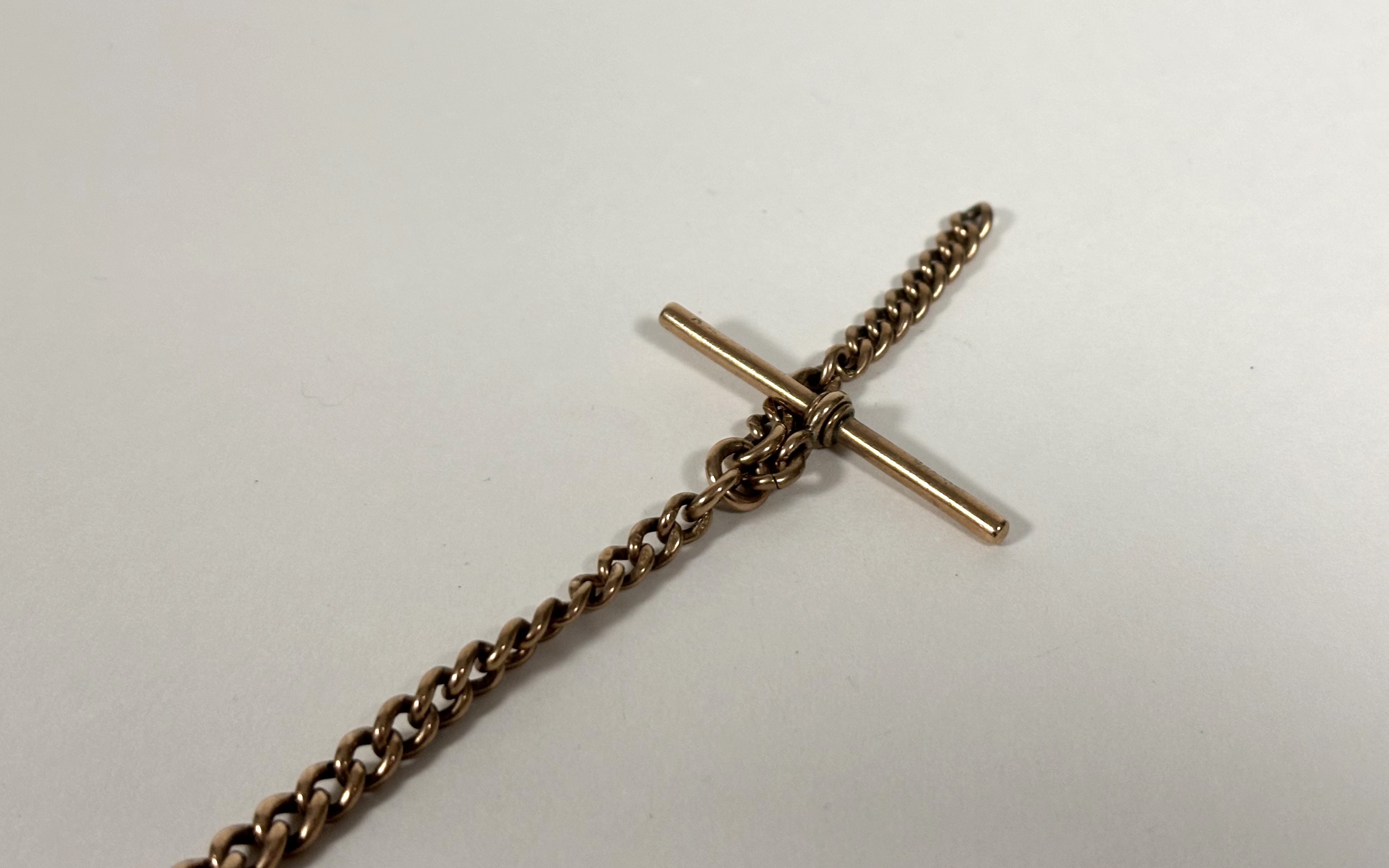 A 9ct gold curblink Albert watch chain, with T-bar, the chain stamped "375", the T-bar "9c".