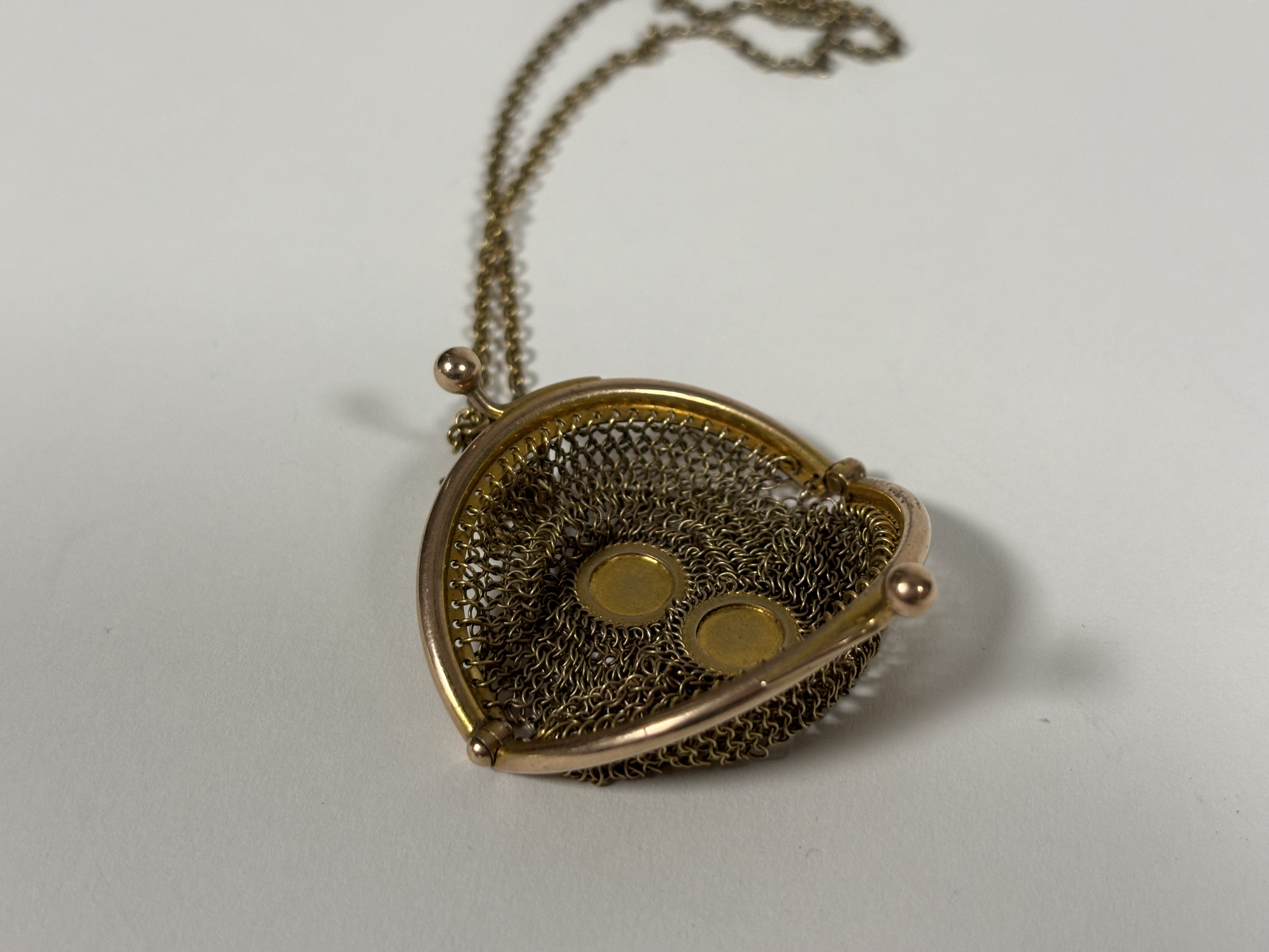 A lady's 9ct gold mesh change purse on chain, c. 1900, the oval purse on a tracelink chain - Image 3 of 4