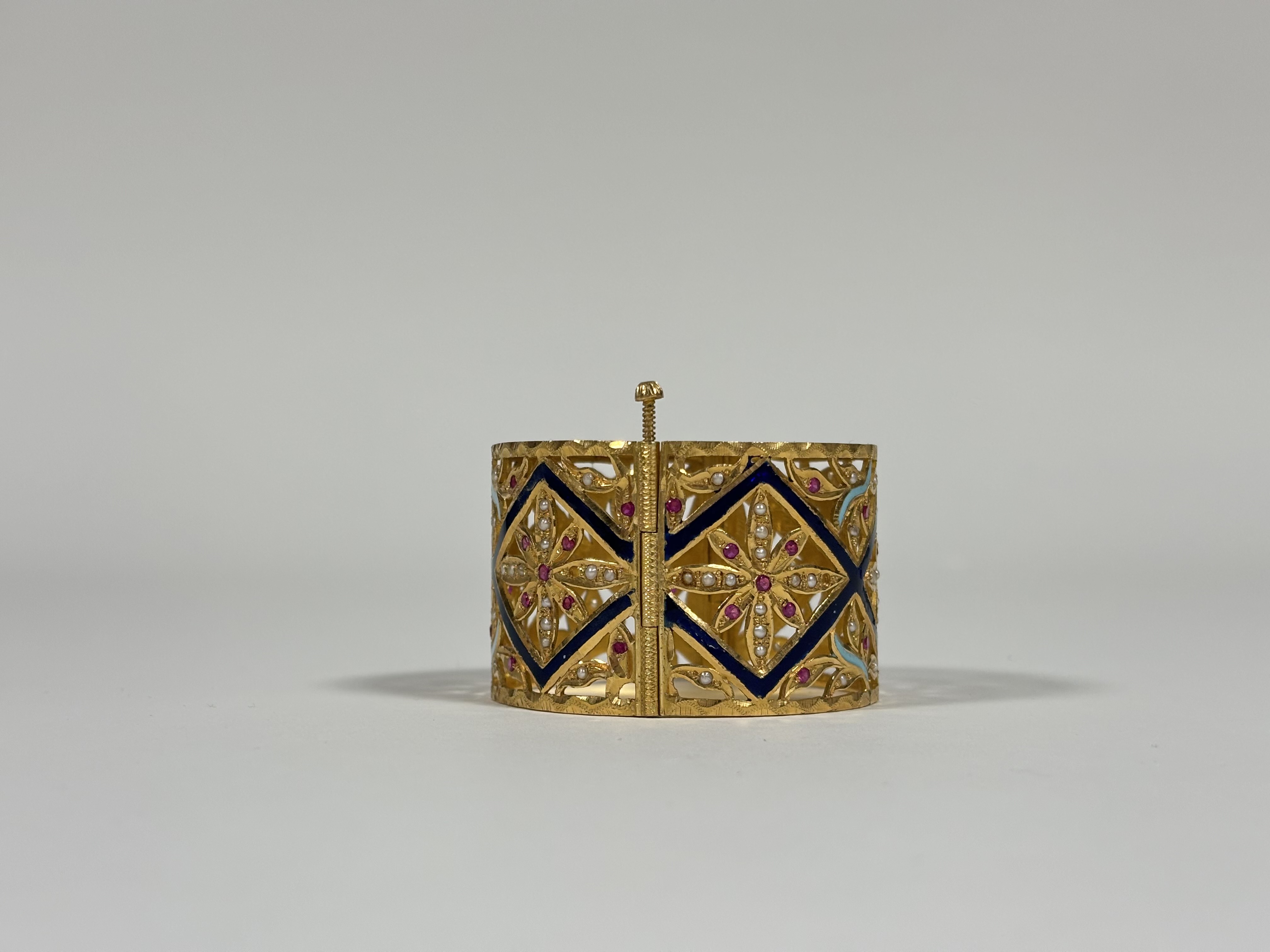 A striking hinged yellow metal bangle (possibly high carat gold, unmarked and untested), trellis- - Image 3 of 3