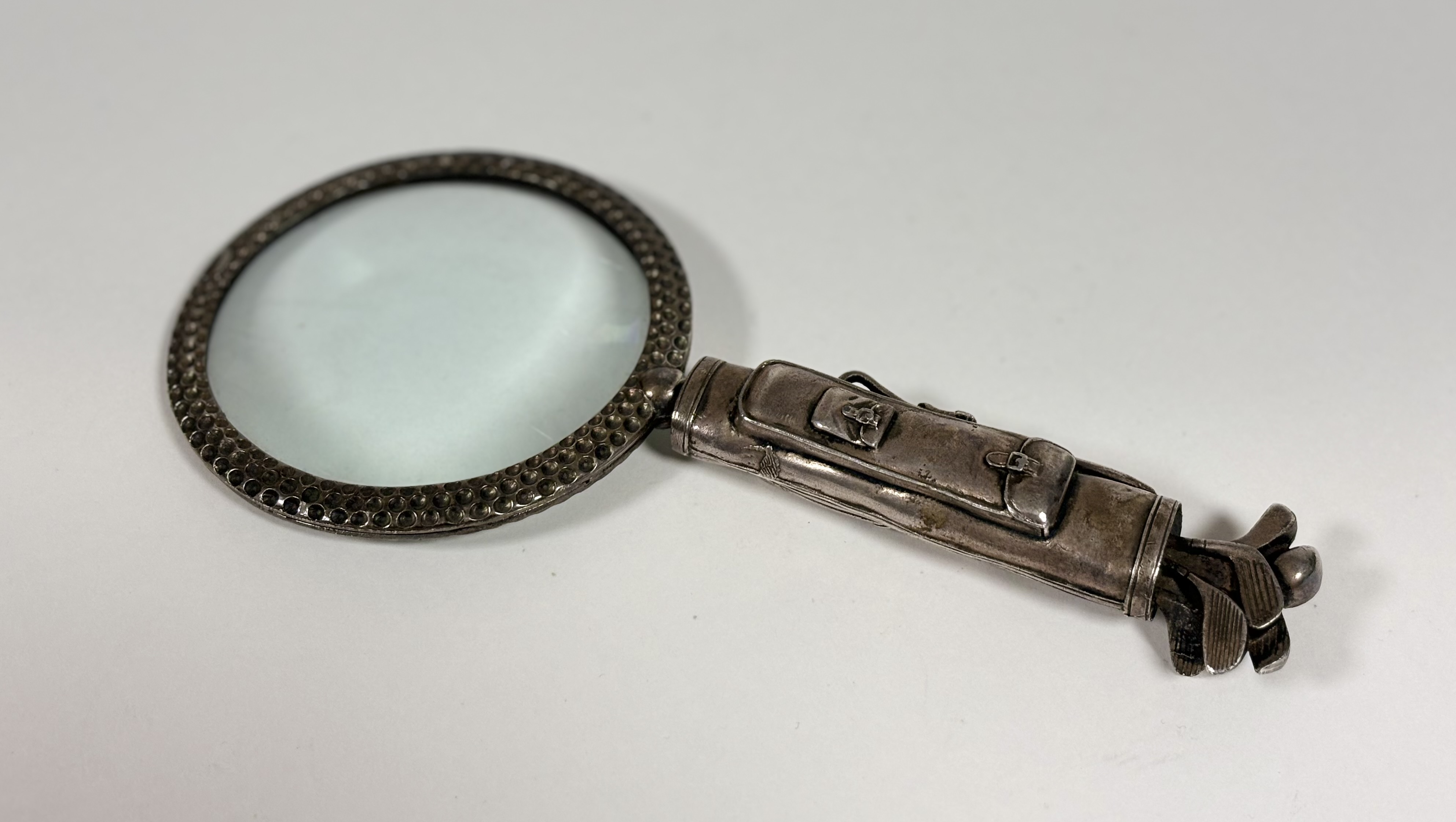 An unusual silver-plated desk magnifying glass of golfing interest, the handle modelled as a bag - Image 3 of 3