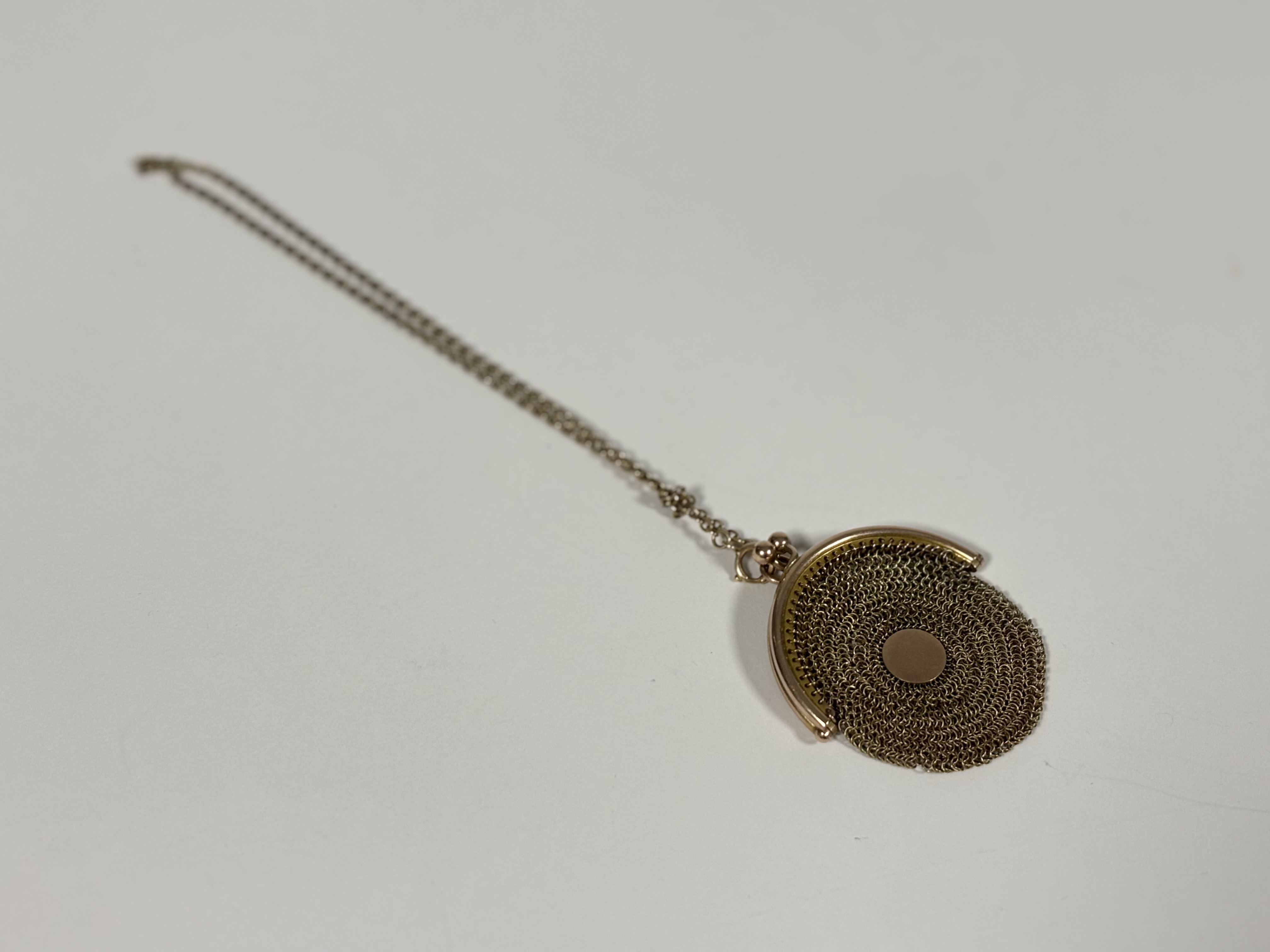 A lady's 9ct gold mesh change purse on chain, c. 1900, the oval purse on a tracelink chain - Image 2 of 4