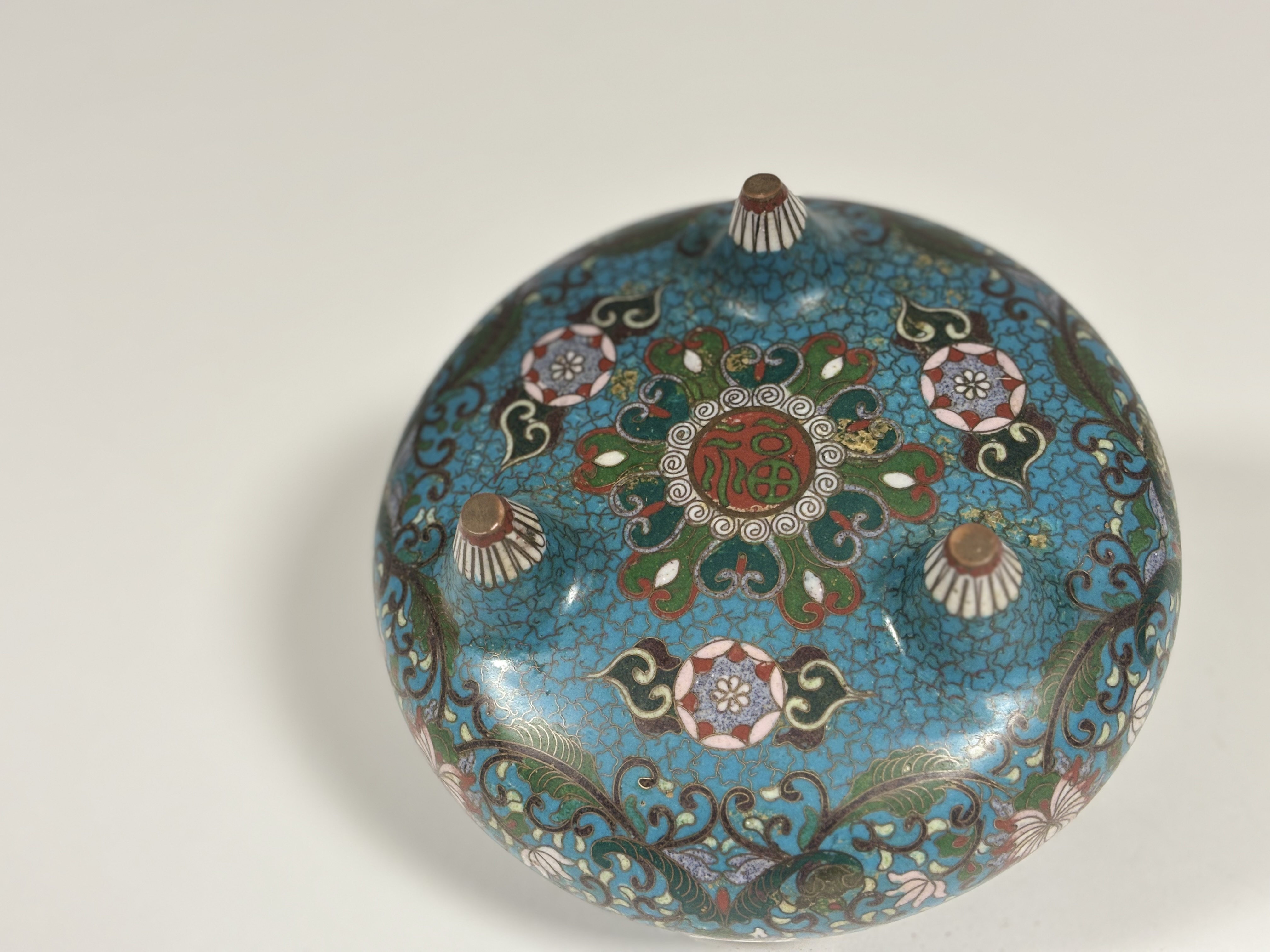 A Japanese cloisonne enamel koro or censer, early Meiji period, decorated with stylised lotus - Image 4 of 4