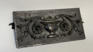 A cast-iron fire back plate with French style urn and foliate decoration. (h-16.5cm l-33cm)
