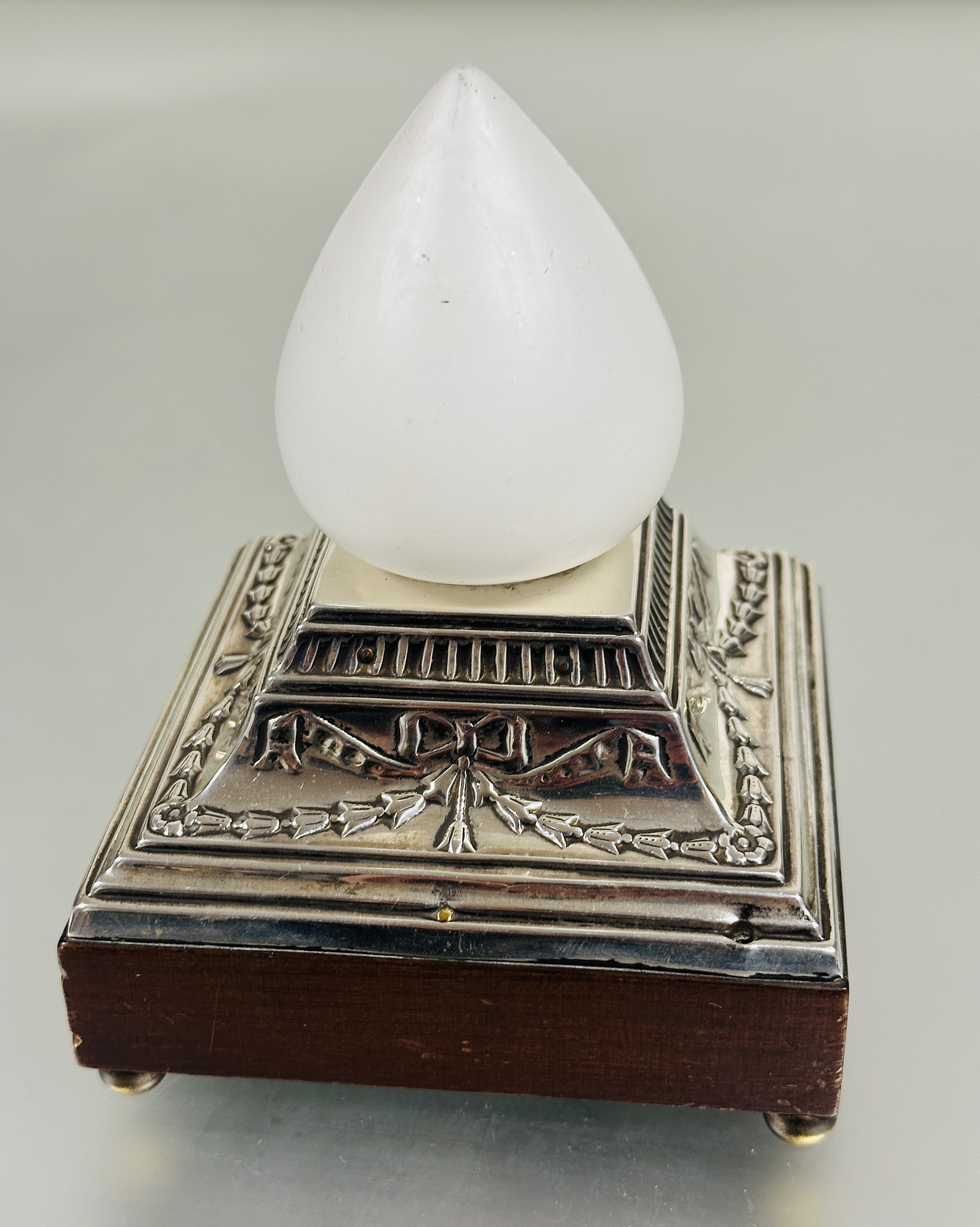 A Edwardian London silver mounted mahogany battery powered patented chamber lamp with tulip opaque - Image 2 of 7