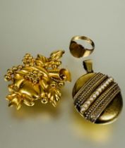A Edwardian burnished gilt metal oval seed pearl mounted locket with glazed internal panel and