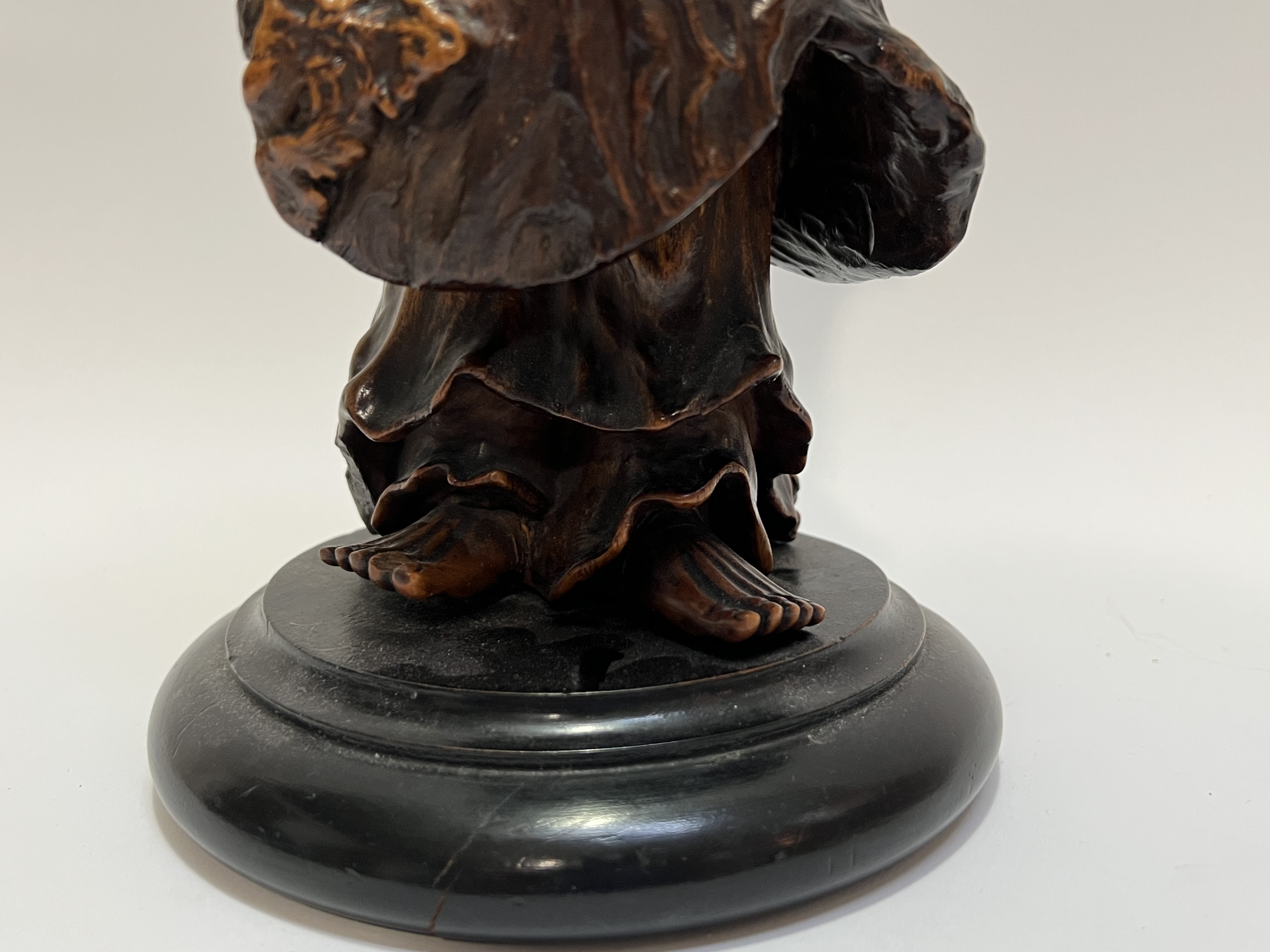 A good Chinese root carving of a monk/lohan on a turned wood base (h- 42cm) - Image 3 of 3