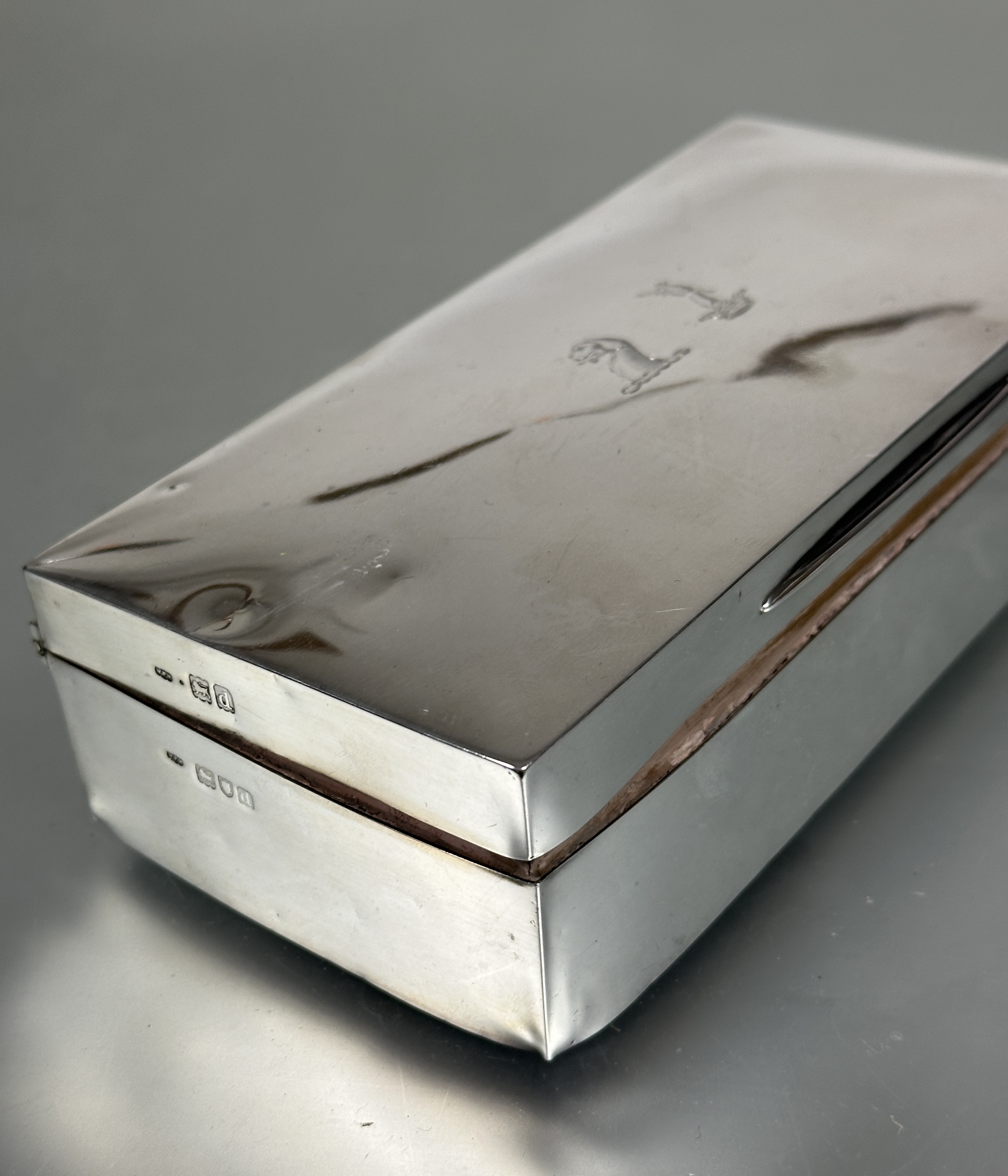 A London silver rectangular cigarette box with duel crests to top and cedar lined adjustable - Image 3 of 5