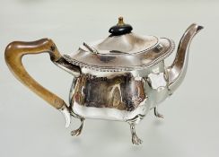 A Edwardian London silver morning tea pot of oval scalloped form with gadroon border and wooden knop