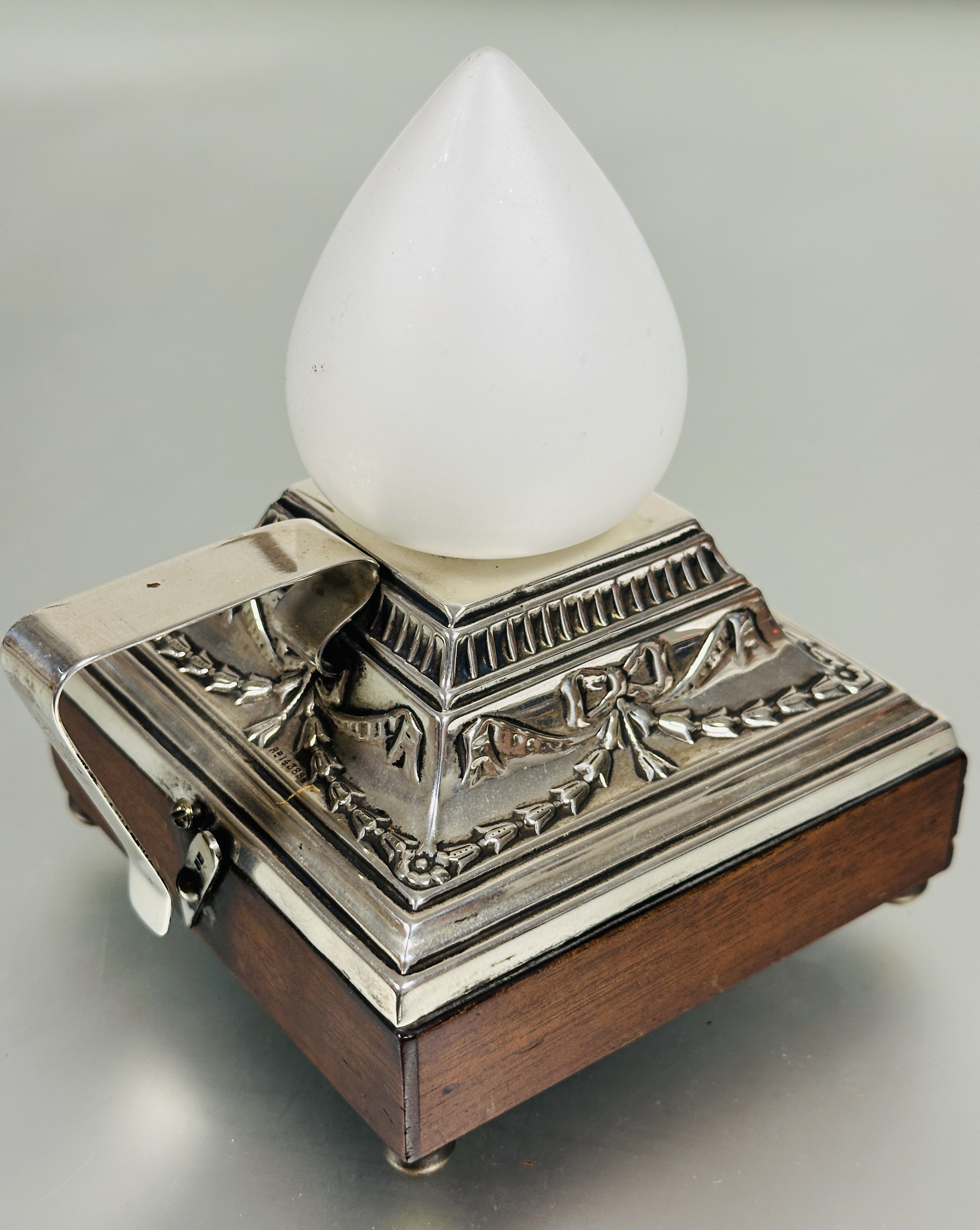 A Edwardian London silver mounted mahogany battery powered patented chamber lamp with tulip opaque - Image 4 of 7