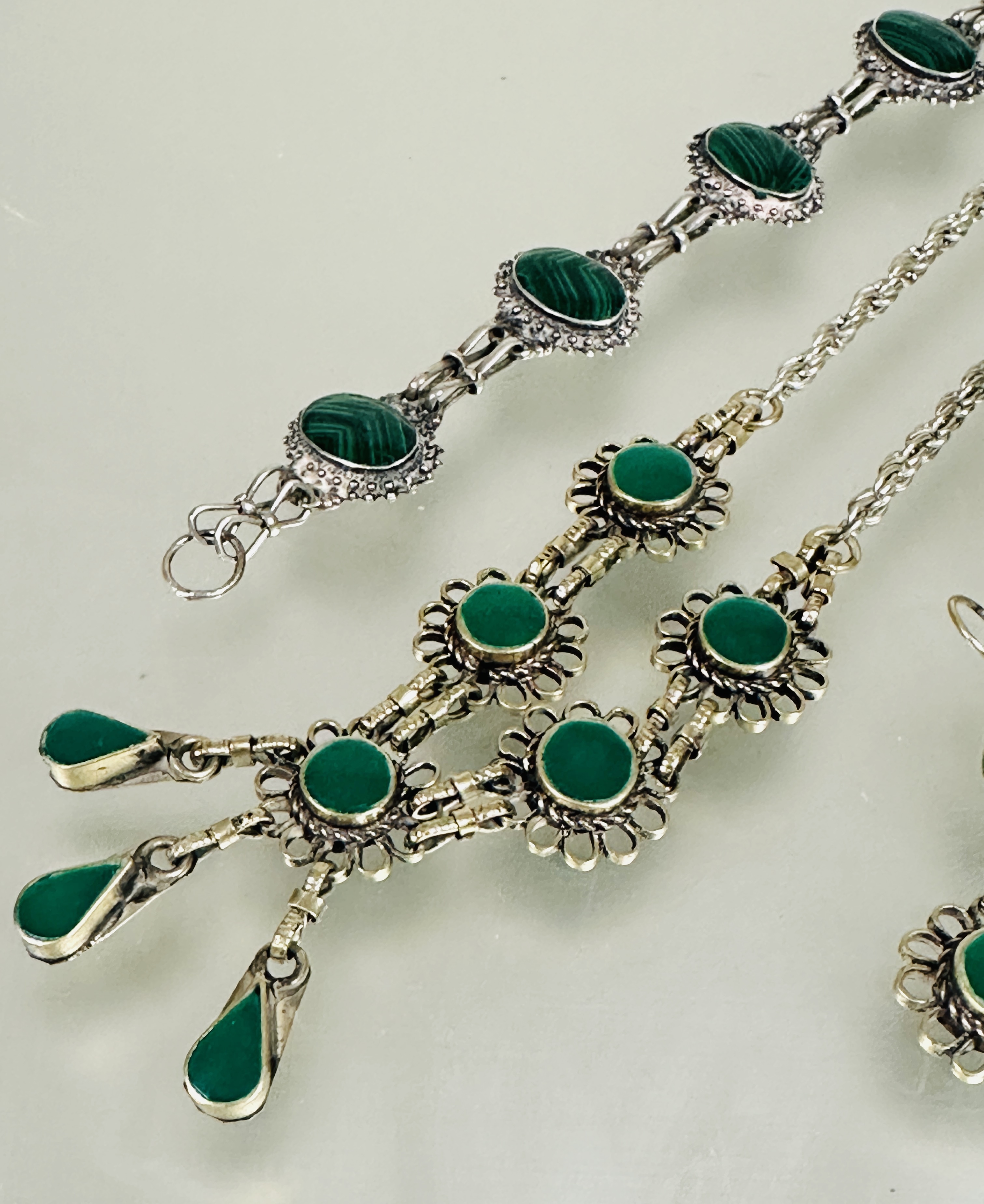 A malachite suite of jewelry to include a white metal rope pattern necklace with five panels and - Image 3 of 3