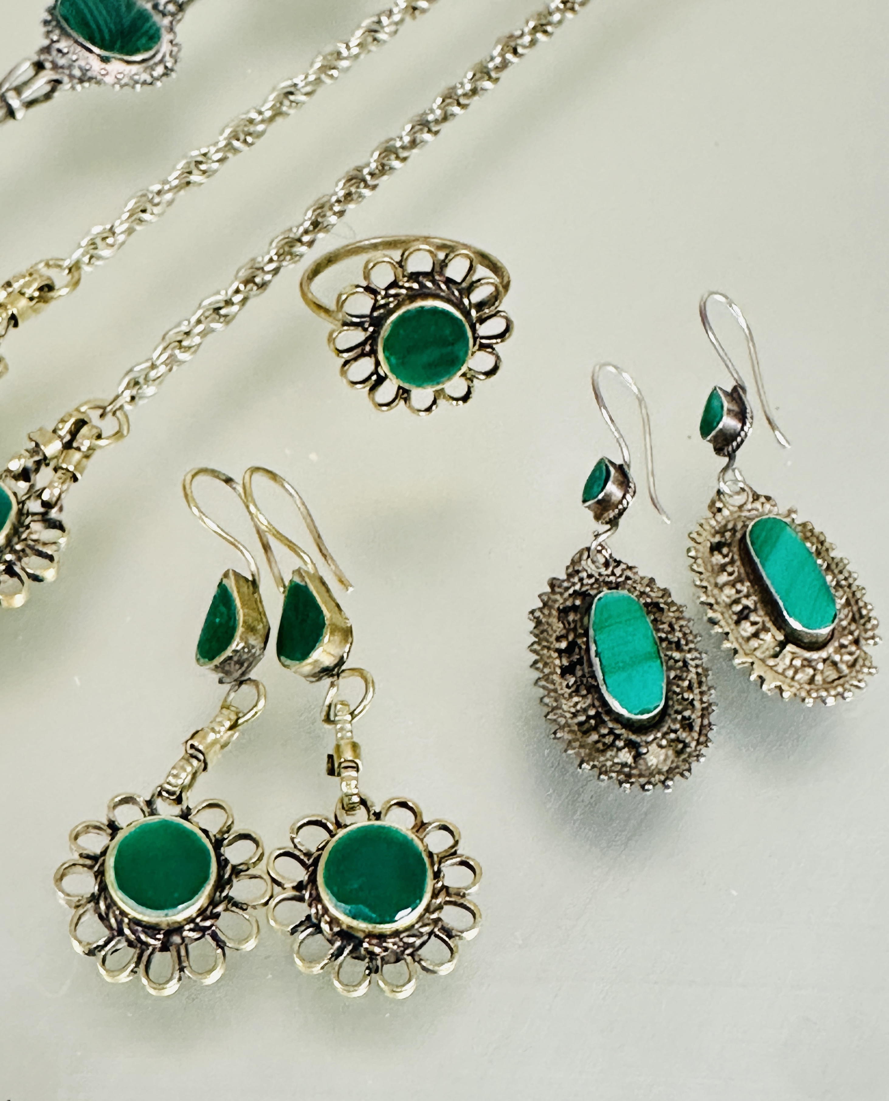 A malachite suite of jewelry to include a white metal rope pattern necklace with five panels and - Image 2 of 3