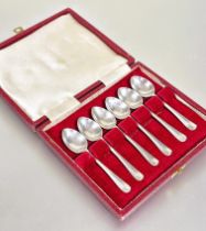 A set of six Sheffield silver rat tail pattern coffee spoons L x 9.5cm in original fitted case