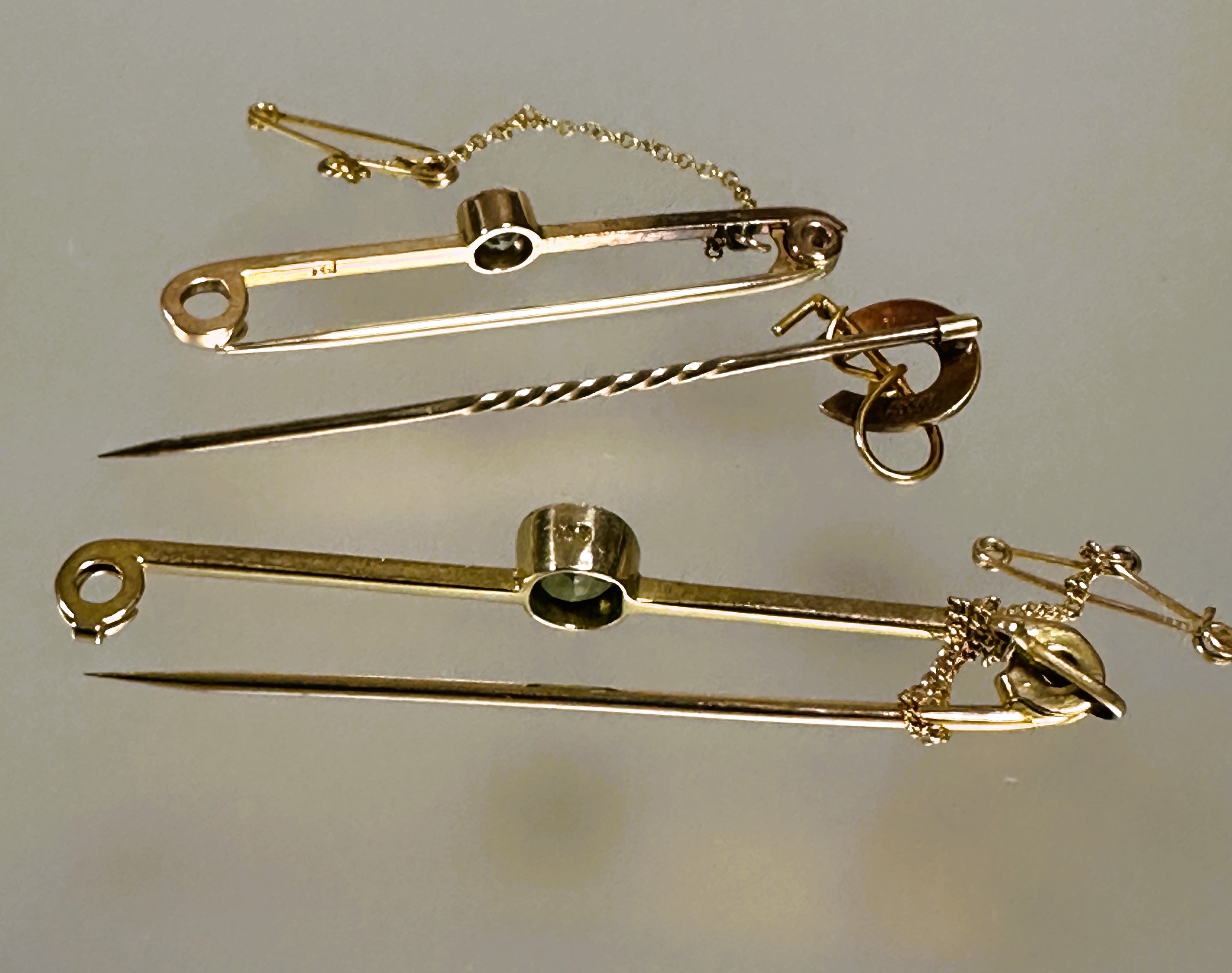 A 15ct gold Edwardian bar brooch set circular faceted aquamarine compete with safety chain L x 4.5cm - Image 3 of 4
