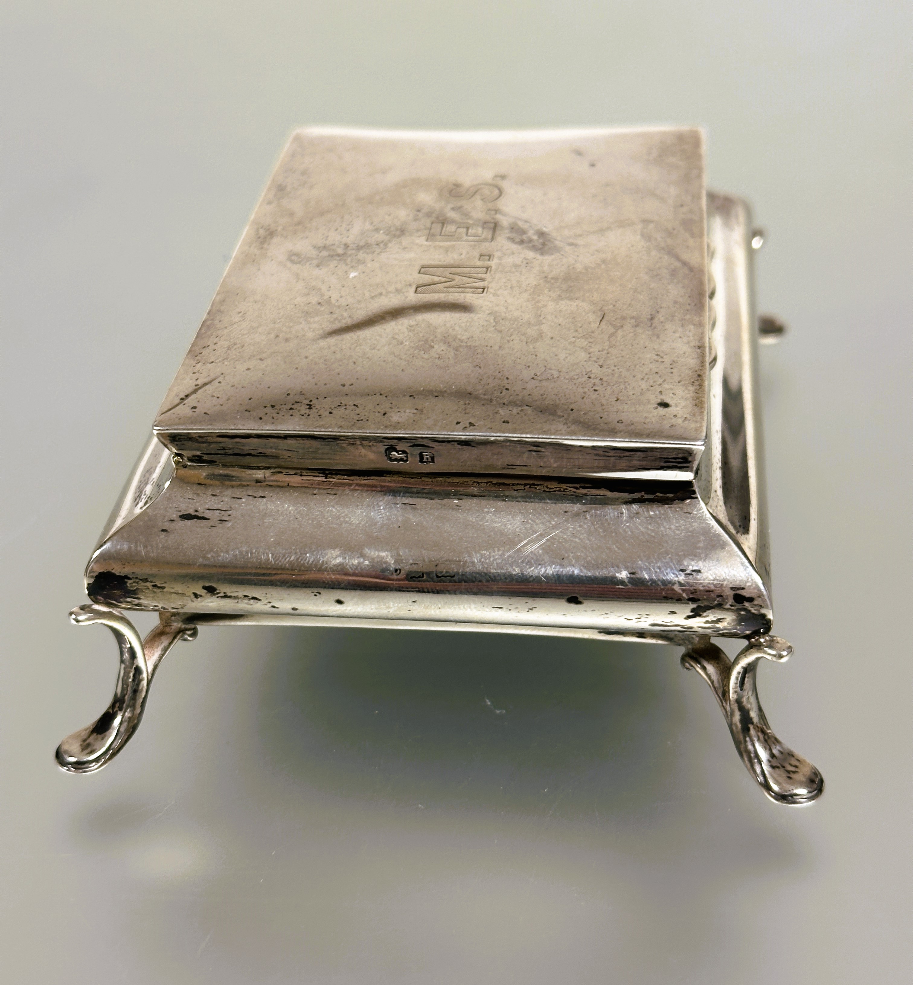 A Edwardian silver rectangular topped hinged jewellery box the top with engraved initials M.E.S. - Image 3 of 4