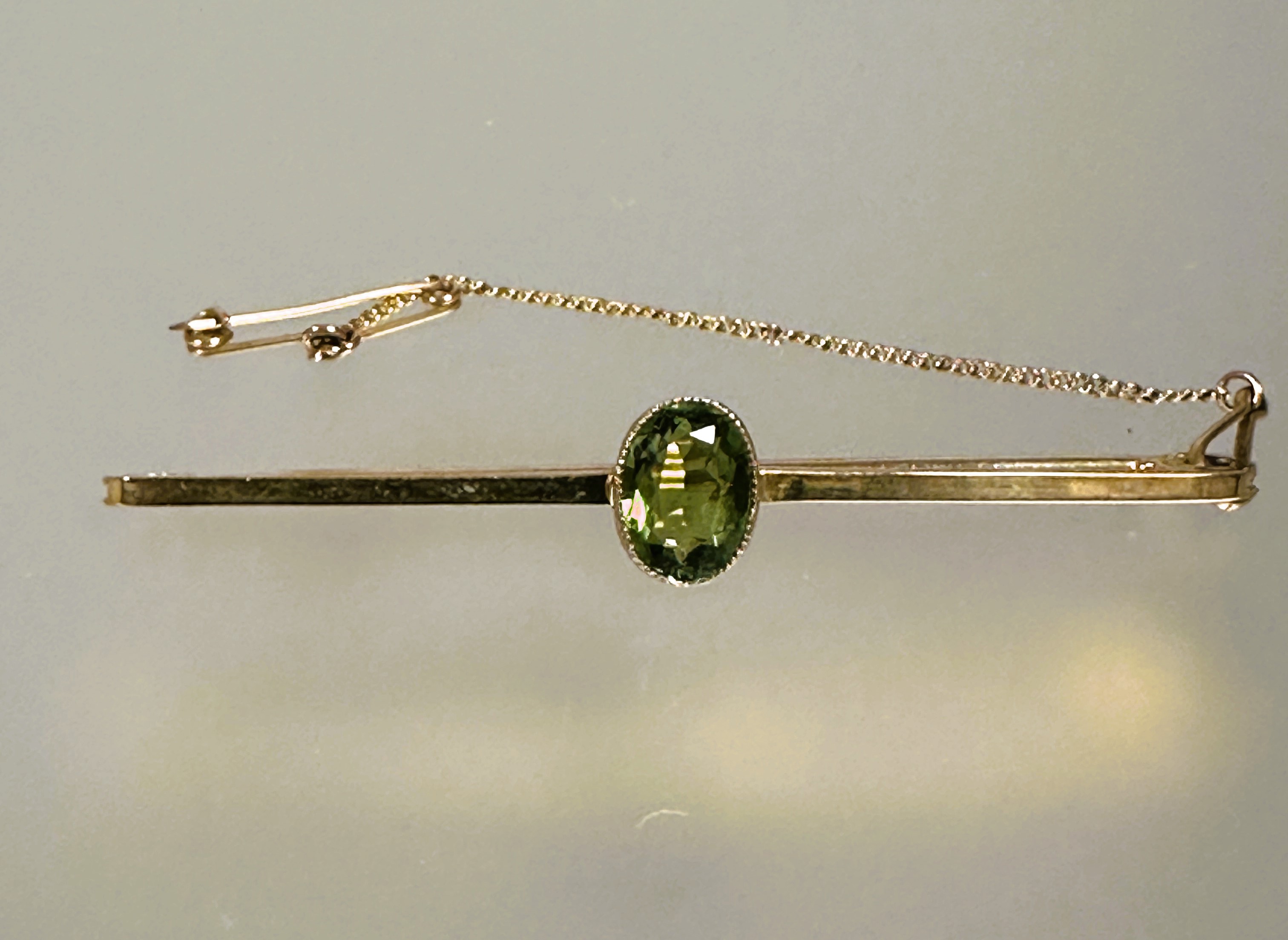 A 15ct gold Edwardian bar brooch set circular faceted aquamarine compete with safety chain L x 4.5cm - Image 4 of 4