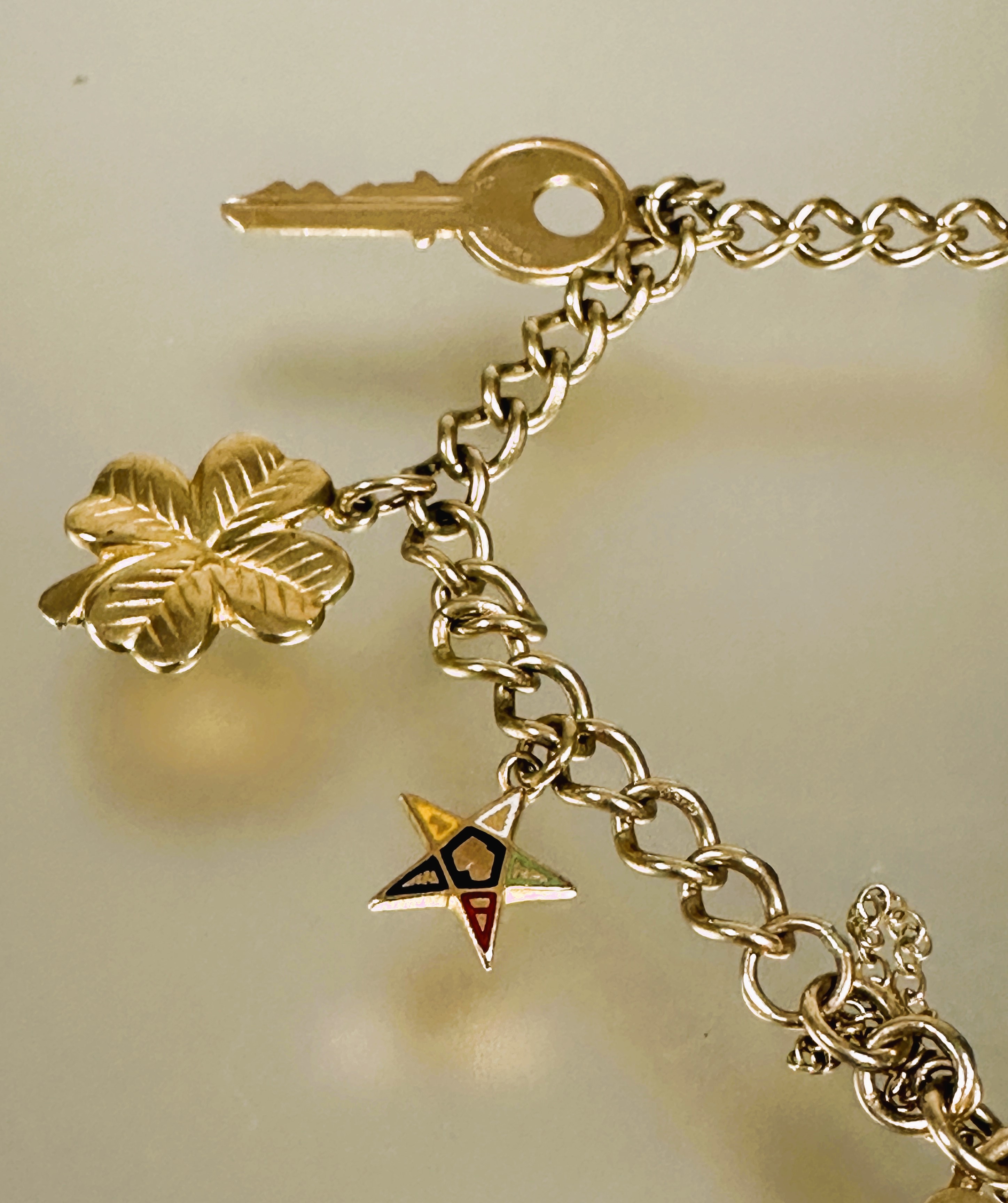 A 9ct gold kerblink bracelet with heart shaped padlock and safety chain and six various charms to - Image 2 of 3