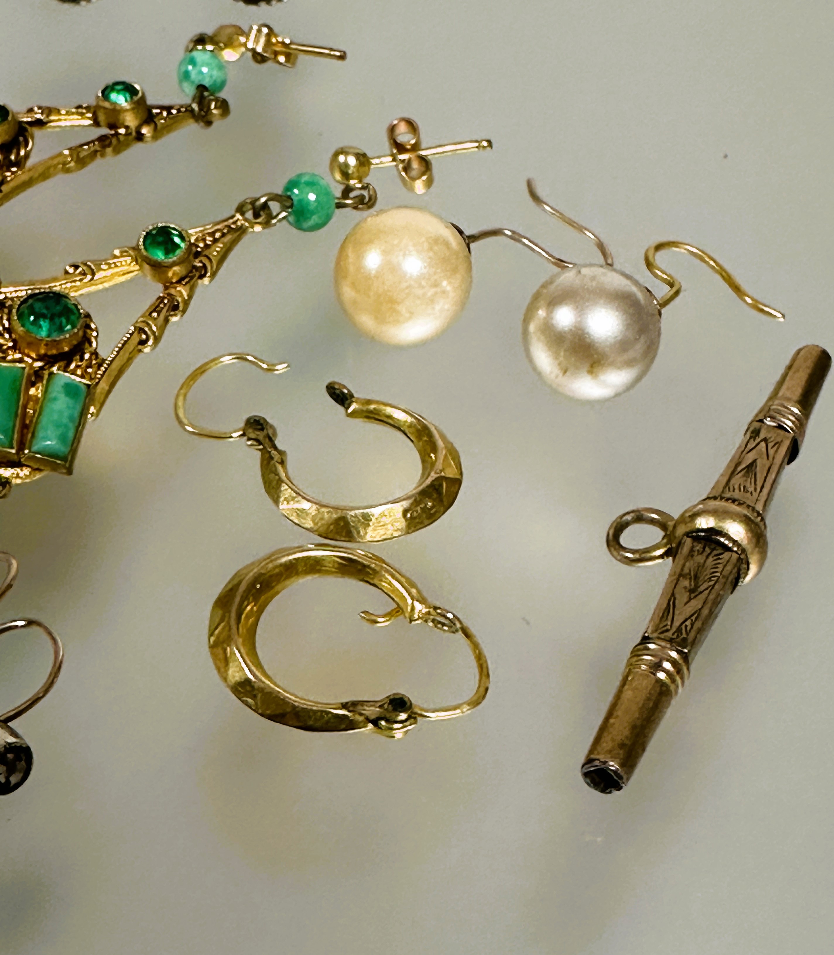 A collection of earrings to include a pair of green gilt metal chandelier style earrings set green - Image 4 of 5