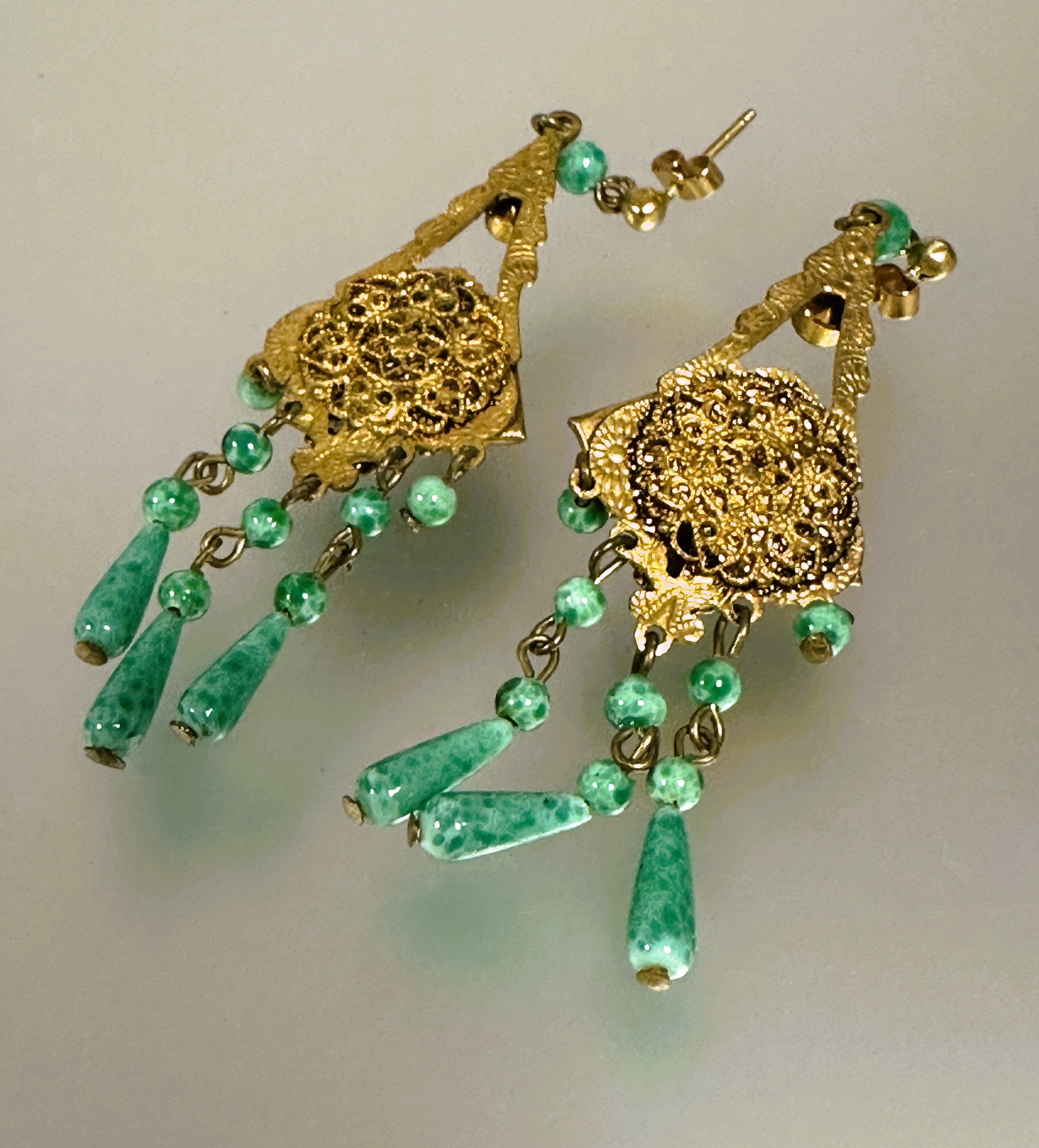 A collection of earrings to include a pair of green gilt metal chandelier style earrings set green - Image 5 of 5
