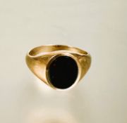 A gents 9ct gold signet style ring set oval blood stone O 4.42g
