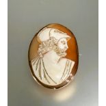 A 9ct gold mounted oval shell cameo brooch of a Greek soldier H x 4cm W x 2.5cm