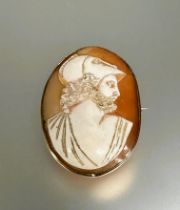 A 9ct gold mounted oval shell cameo brooch of a Greek soldier H x 4cm W x 2.5cm