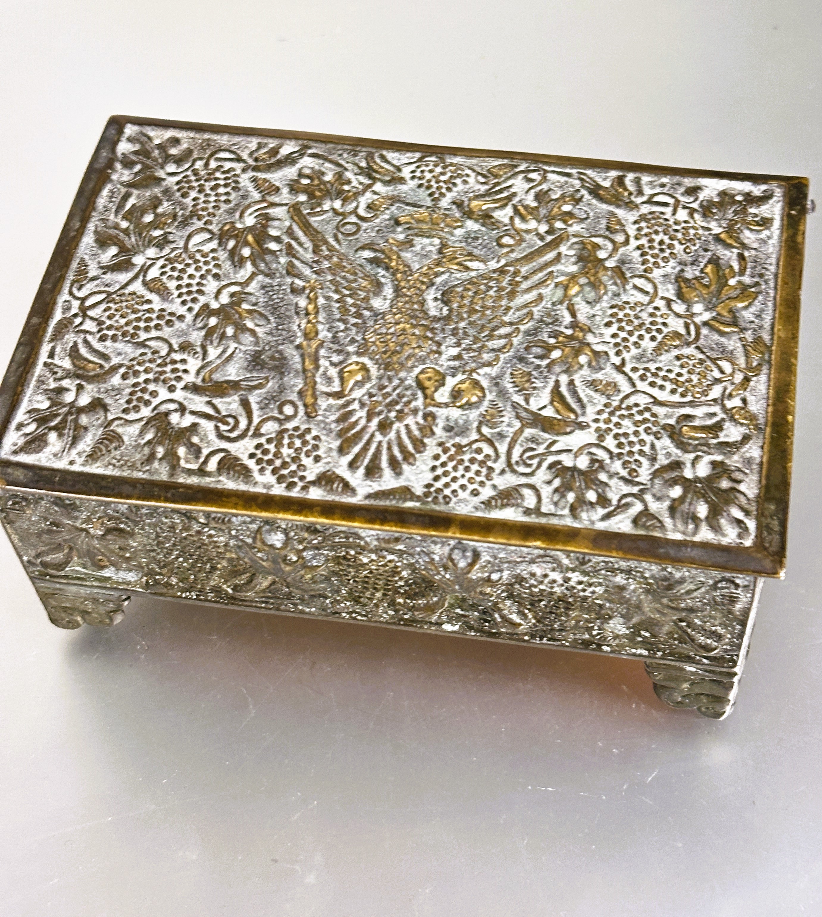 A  Austro-Hungarian brass cigarette box the top with cast double headed eagle raised on bracket feet - Bild 3 aus 4