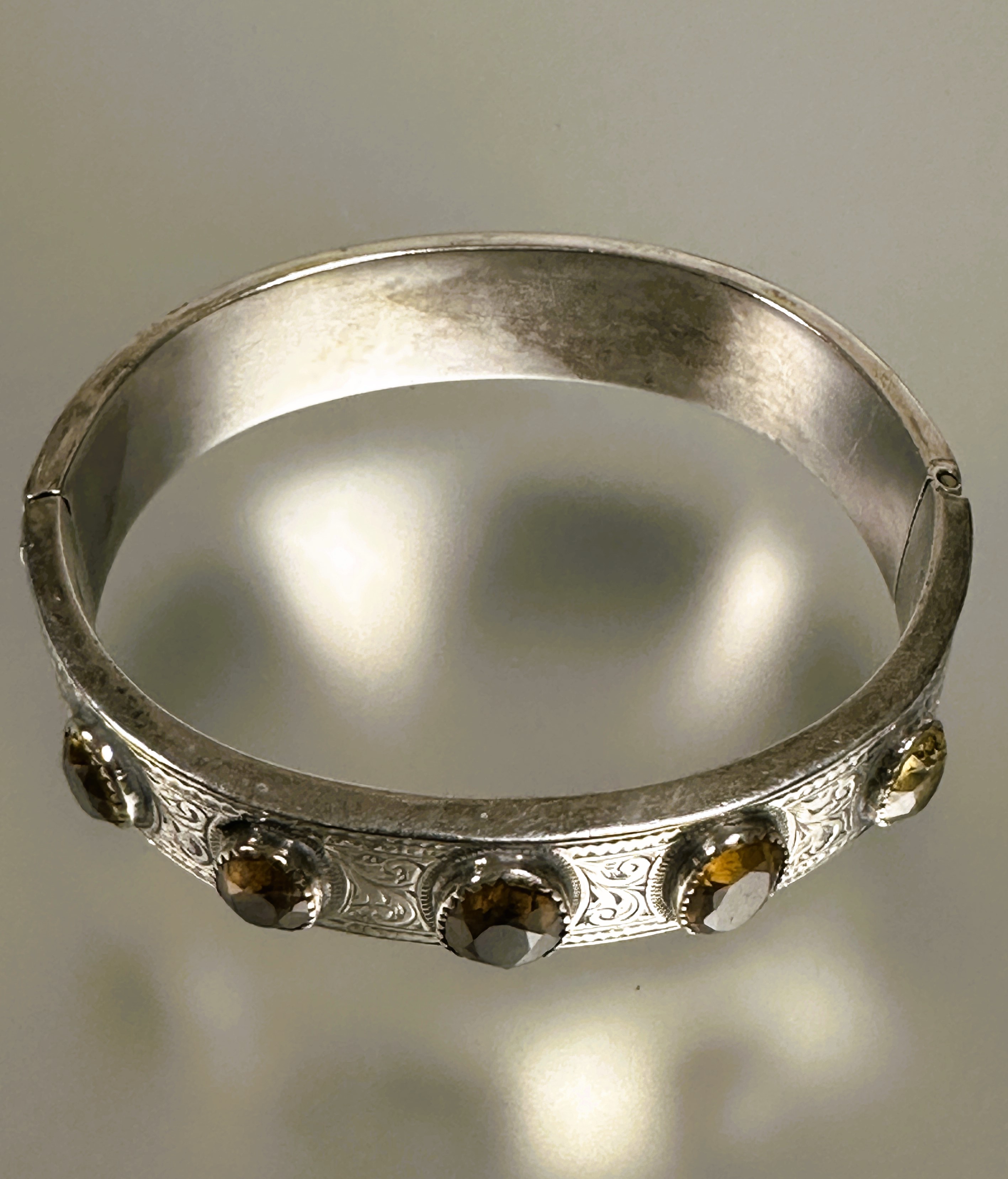 A late Victorian white metal engraved stiff hinged hollow bangle with five oval colette set - Image 5 of 5
