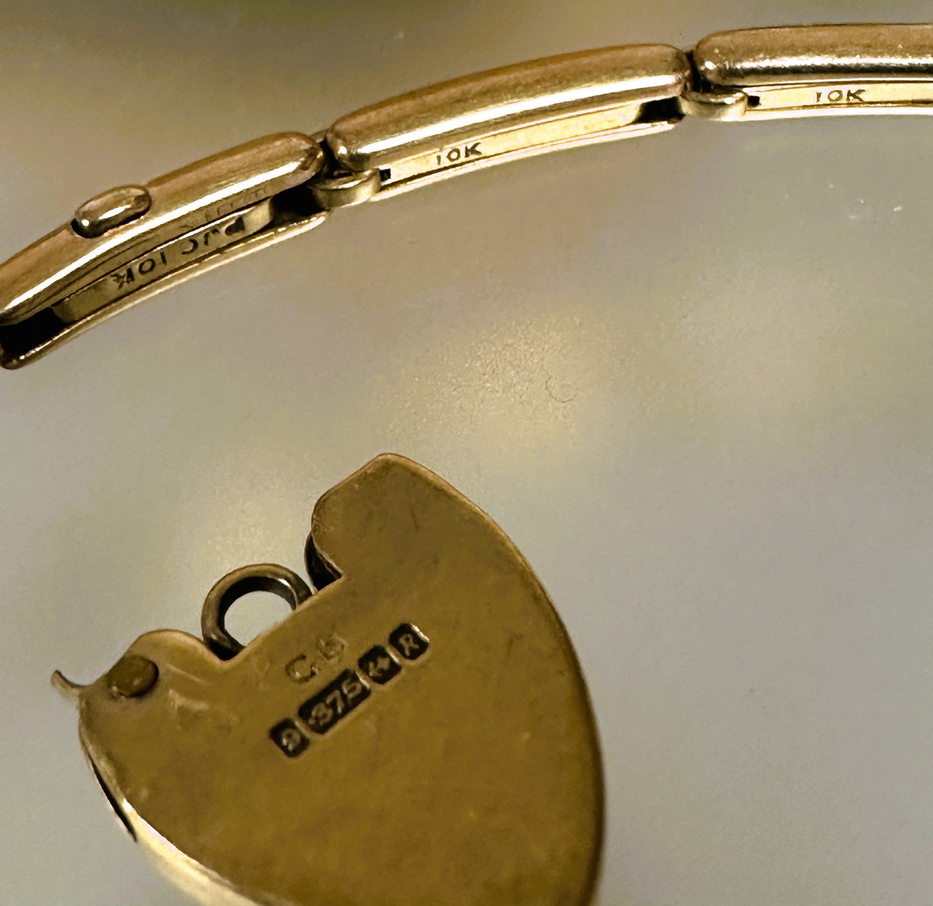 A 9ct gold padlock a/f 1.35g , 10ct gold section of expanding watch bracelet 4.7g , a 9ct gold wrist - Image 4 of 7