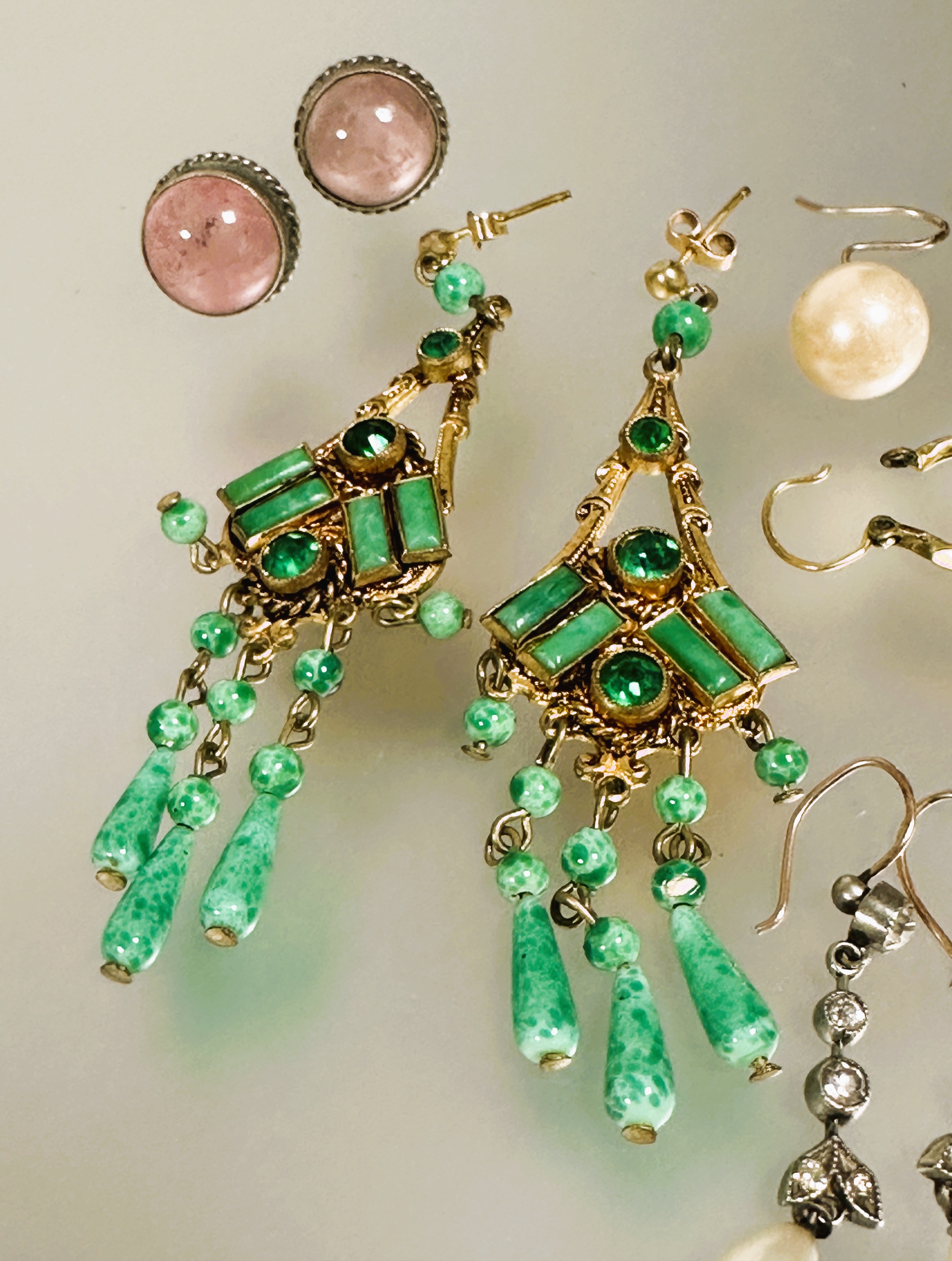 A collection of earrings to include a pair of green gilt metal chandelier style earrings set green - Image 2 of 5