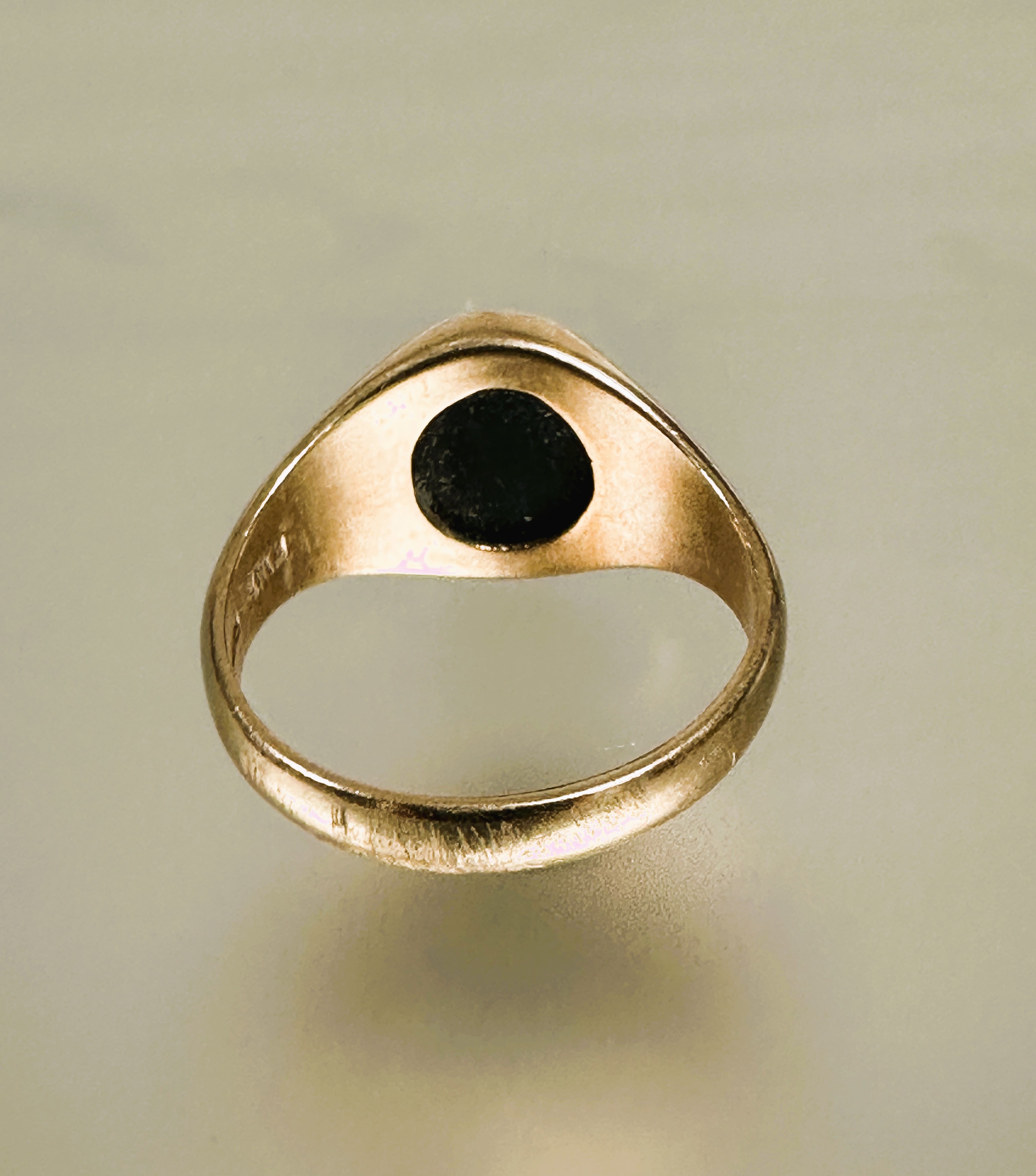 A gents 9ct gold signet style ring set oval blood stone O 4.42g - Bild 3 aus 3