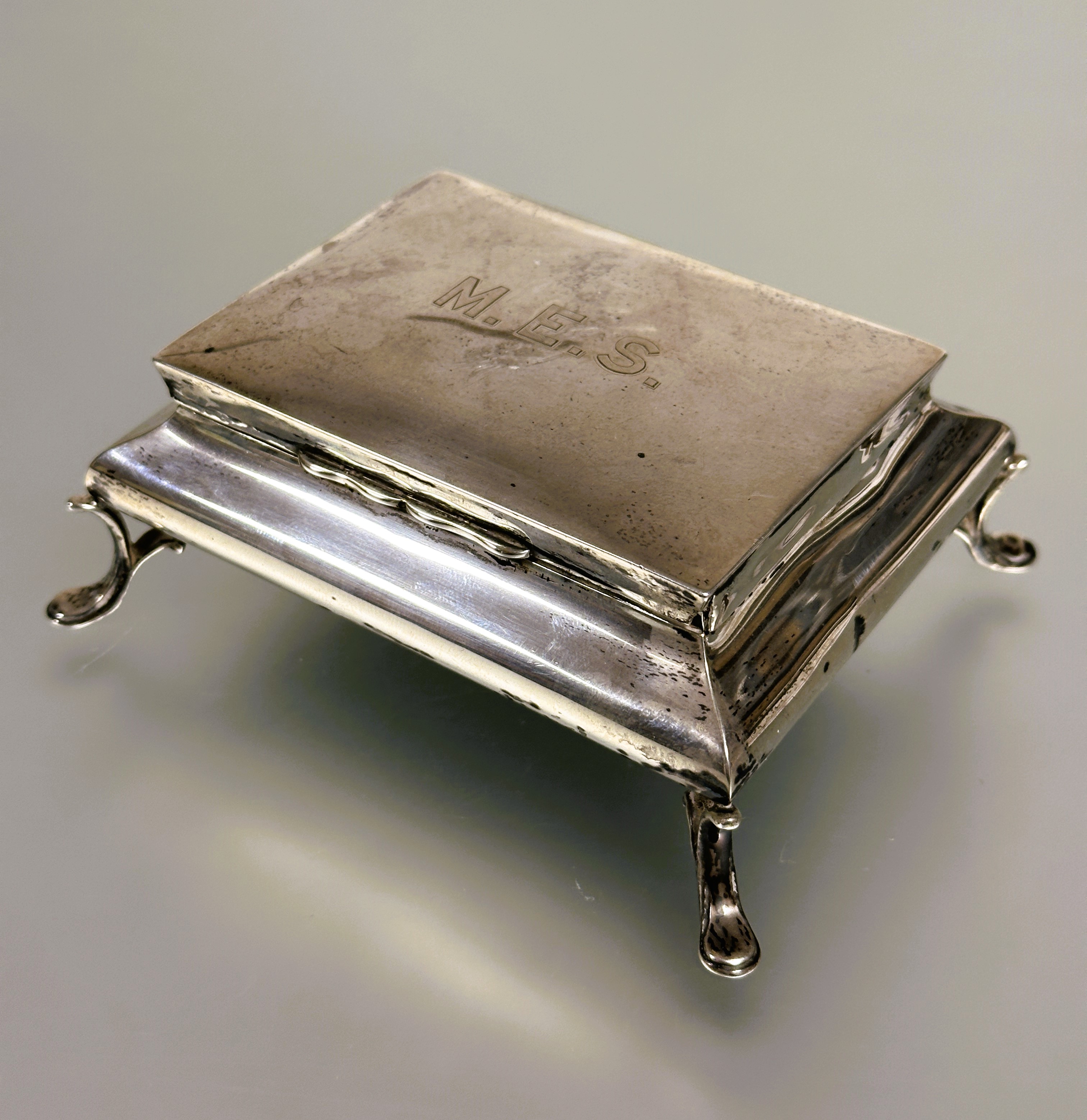 A Edwardian silver rectangular topped hinged jewellery box the top with engraved initials M.E.S.