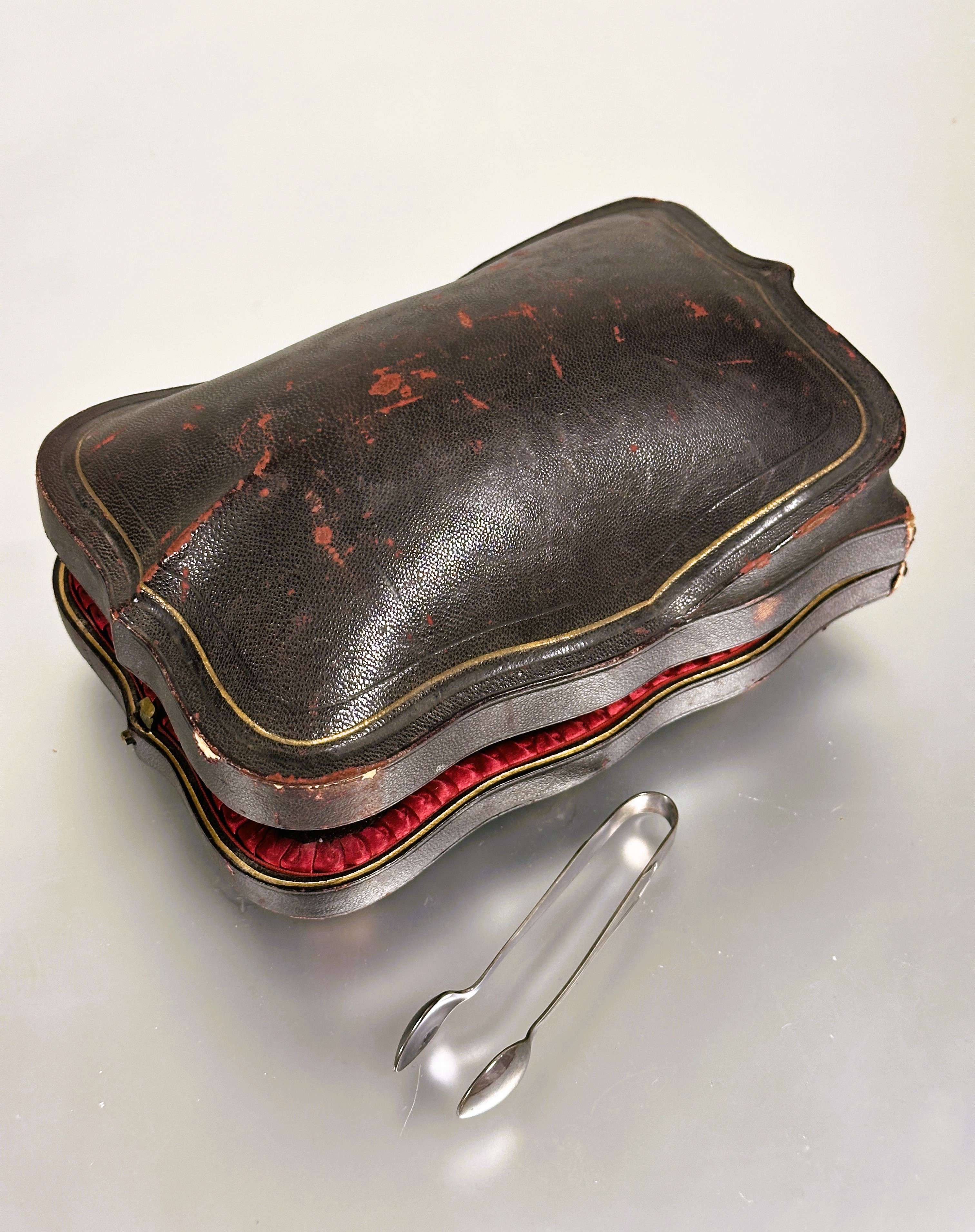 A Epns milk jug and sugar basin, a sugar sifter and a Birmingham silver pair of sugar tongs in - Image 3 of 3