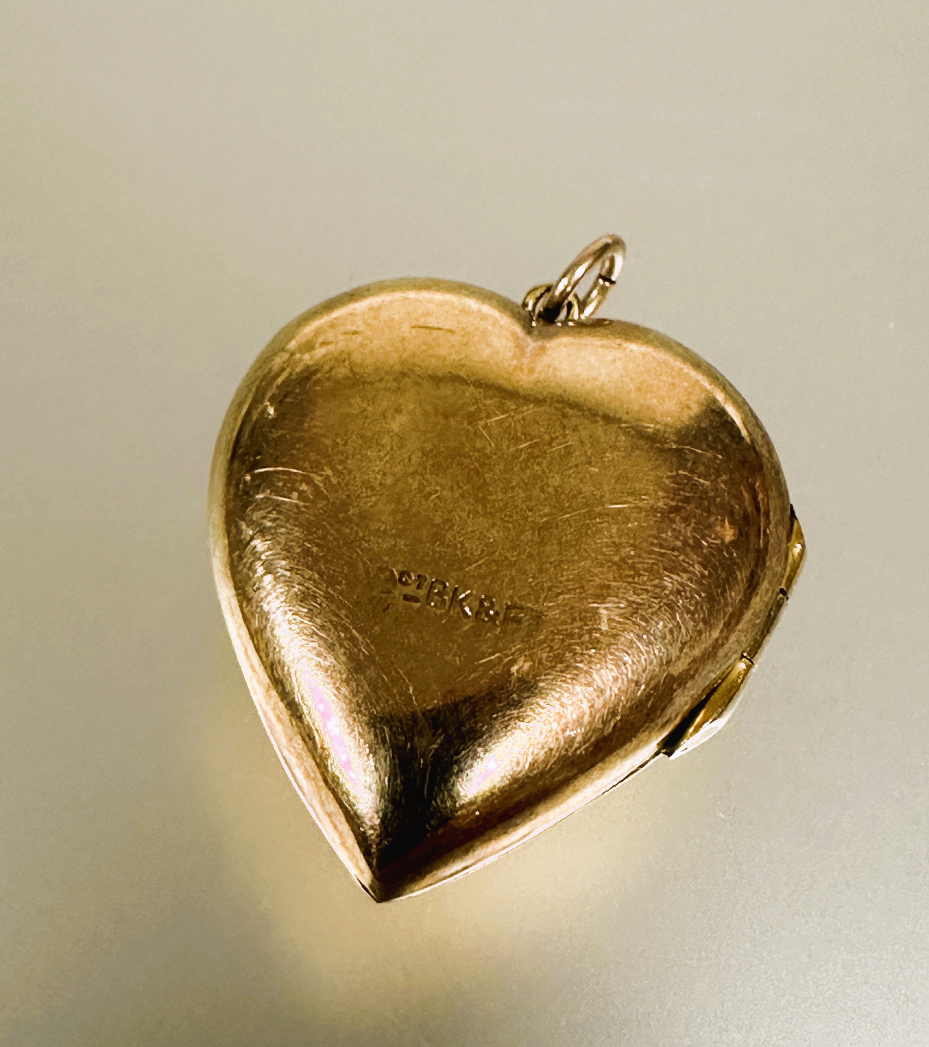 A 9ct gold engraved heart shaped locket H x 2.5cm and a pair of 9ct gold teardrop style earrings L x - Image 4 of 5