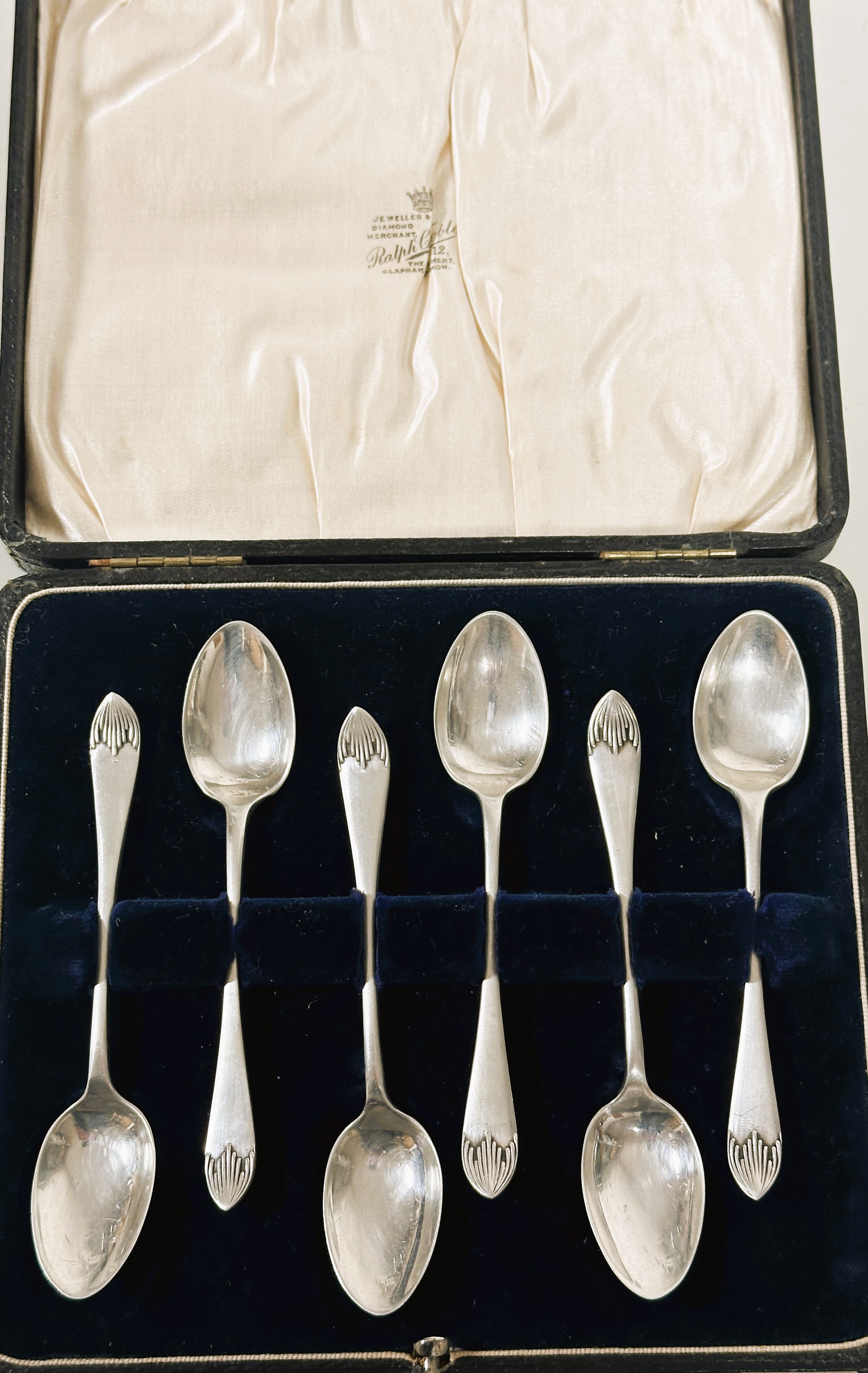 A Edwardian set of six Sheffield silver tea spoons with original fitted case retailed by Ralph C - Image 2 of 5