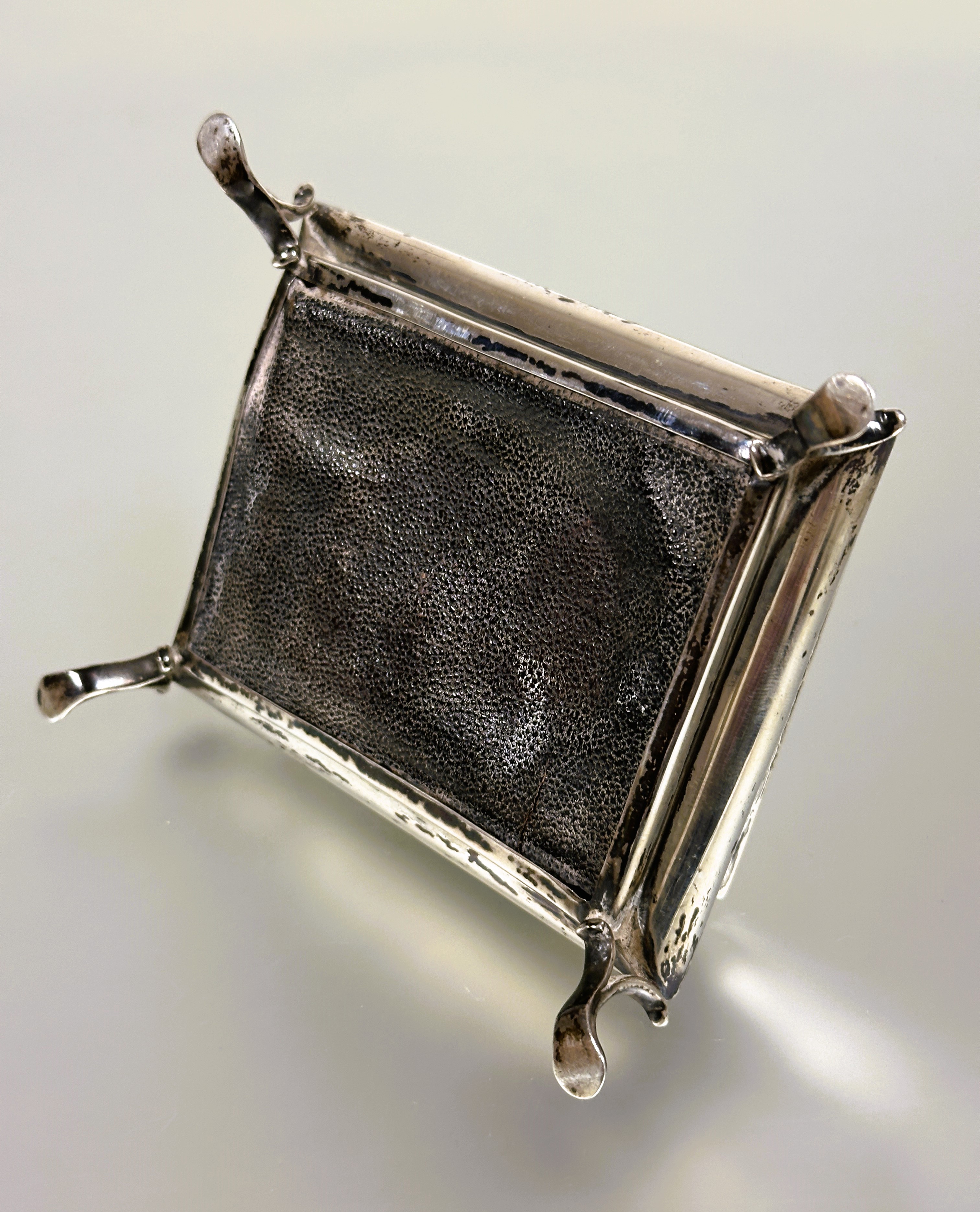 A Edwardian silver rectangular topped hinged jewellery box the top with engraved initials M.E.S. - Image 4 of 4