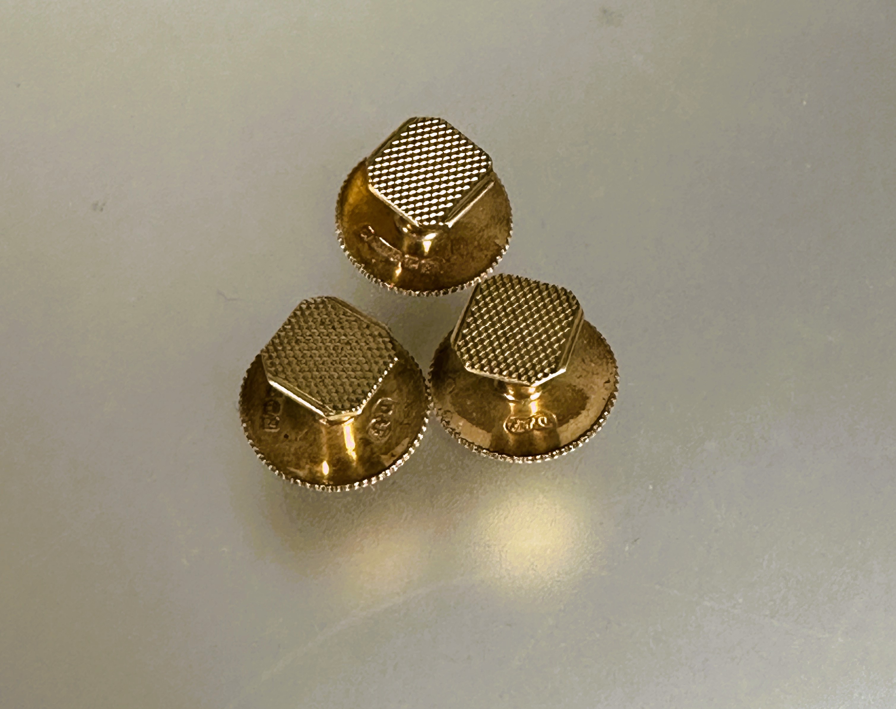 A set of three 9ct gold dress studs with engine turned engraved decoration D x 0.6cm in original - Image 2 of 2