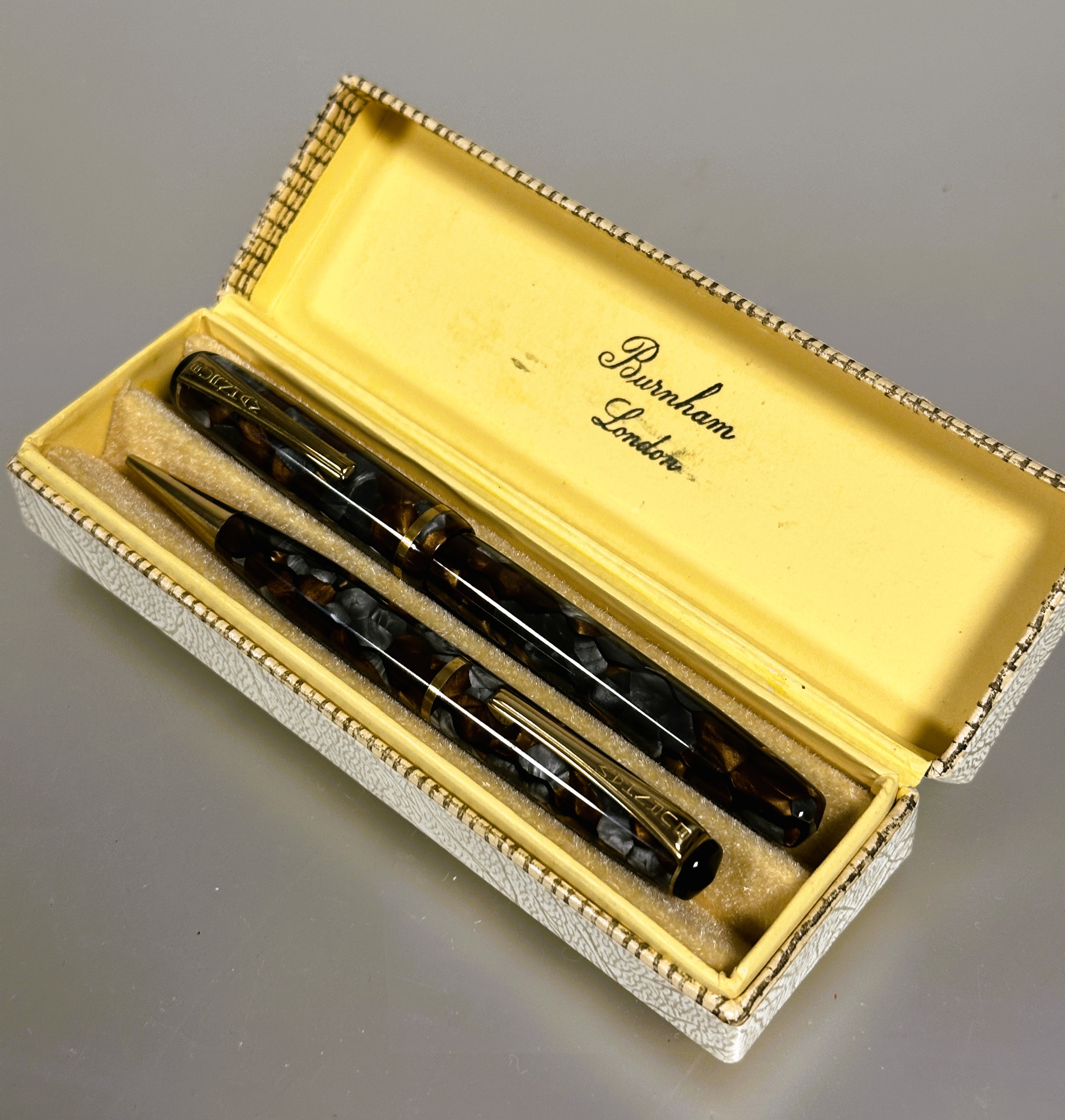 A early marbled plastic Burnham fountain pen and propelling pencil set in original fitted box L x - Image 6 of 7