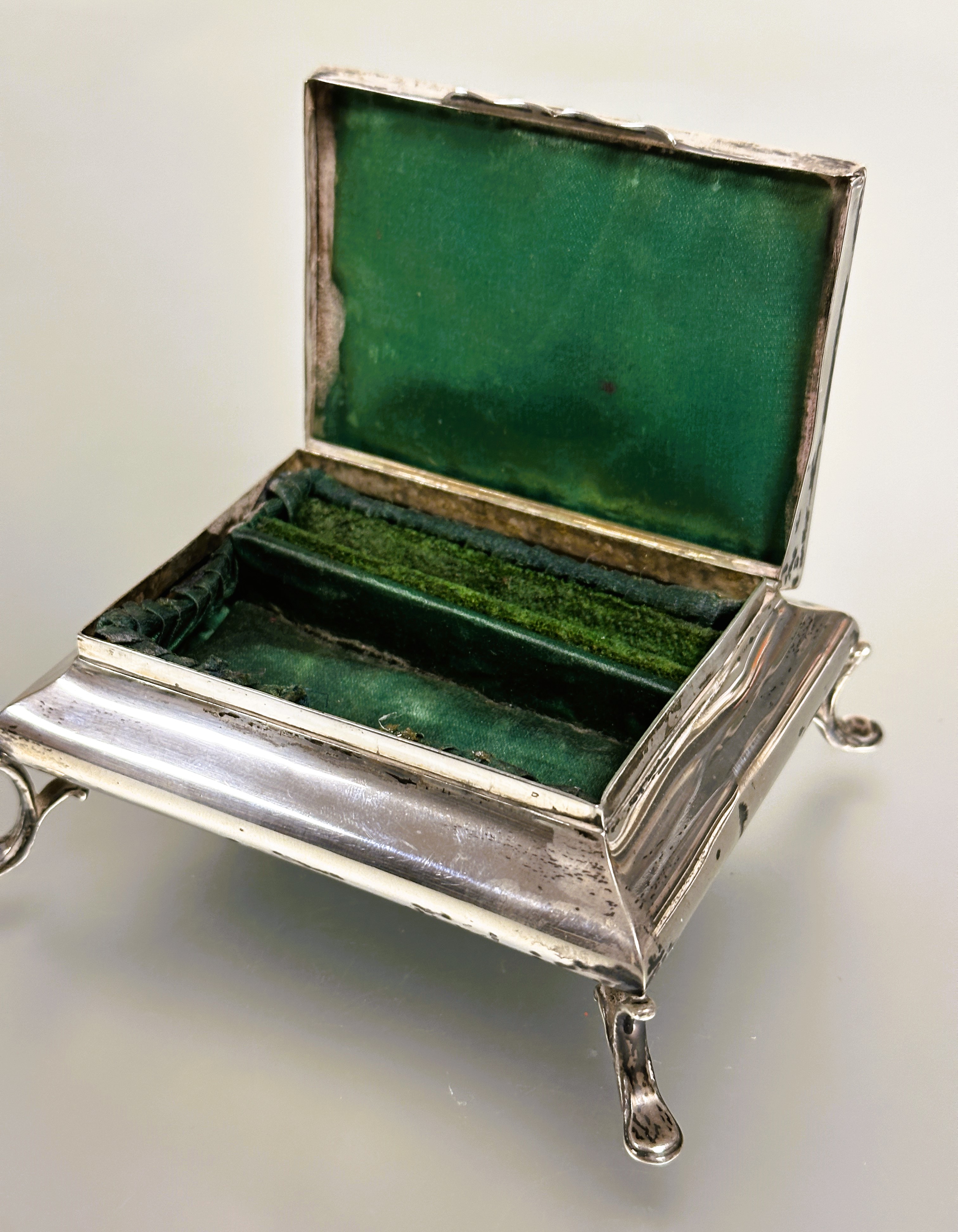 A Edwardian silver rectangular topped hinged jewellery box the top with engraved initials M.E.S. - Image 2 of 4