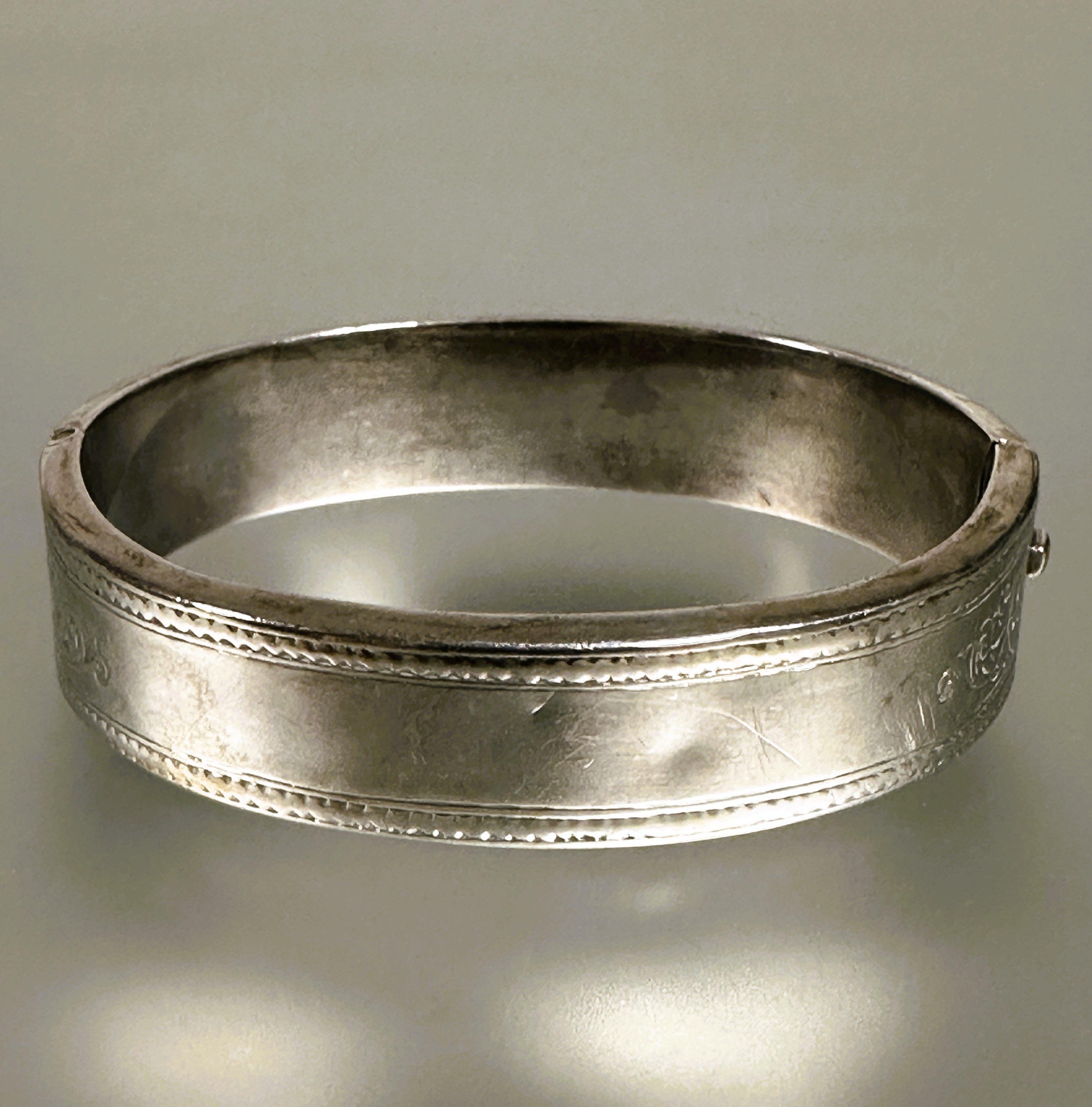 A late Victorian white metal engraved stiff hinged hollow bangle with five oval colette set - Image 3 of 5