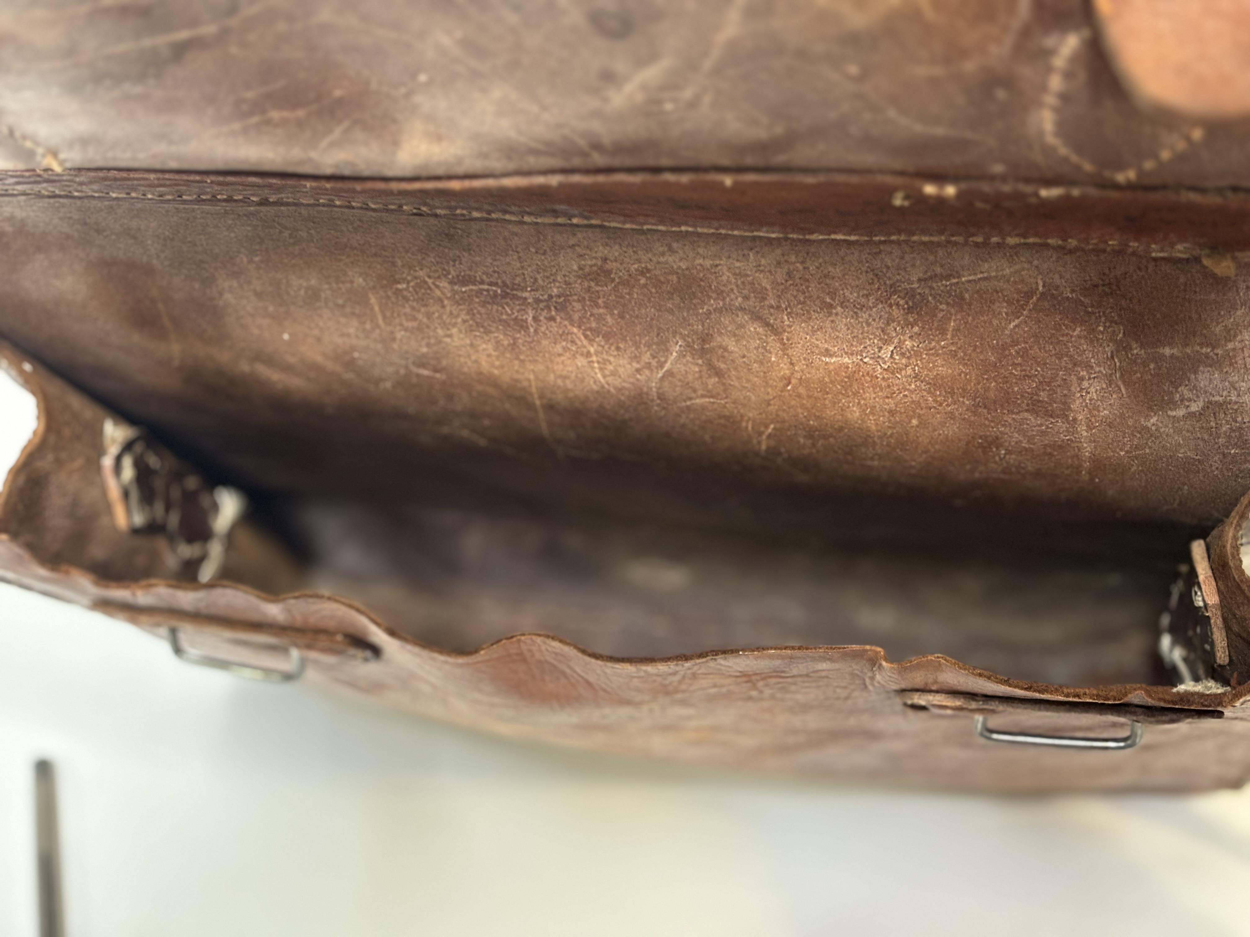 A leather light brown satchel with J.L.S initialled patch sewn to the front, with silver hardware - Image 3 of 4