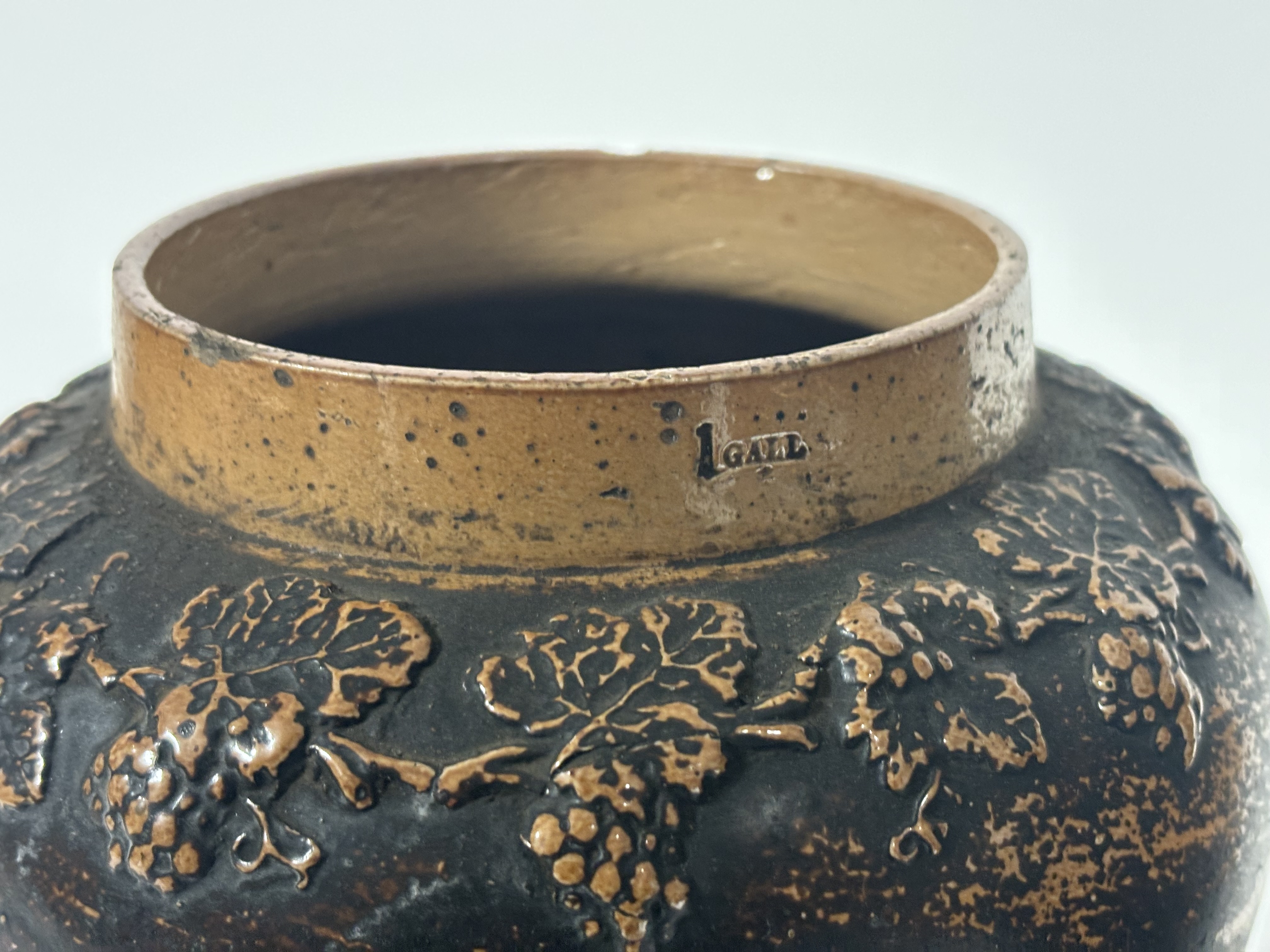 A near pair of Stoneware tobacco jars and towal/metal covers with Art Nouveau style grape vine - Image 2 of 5