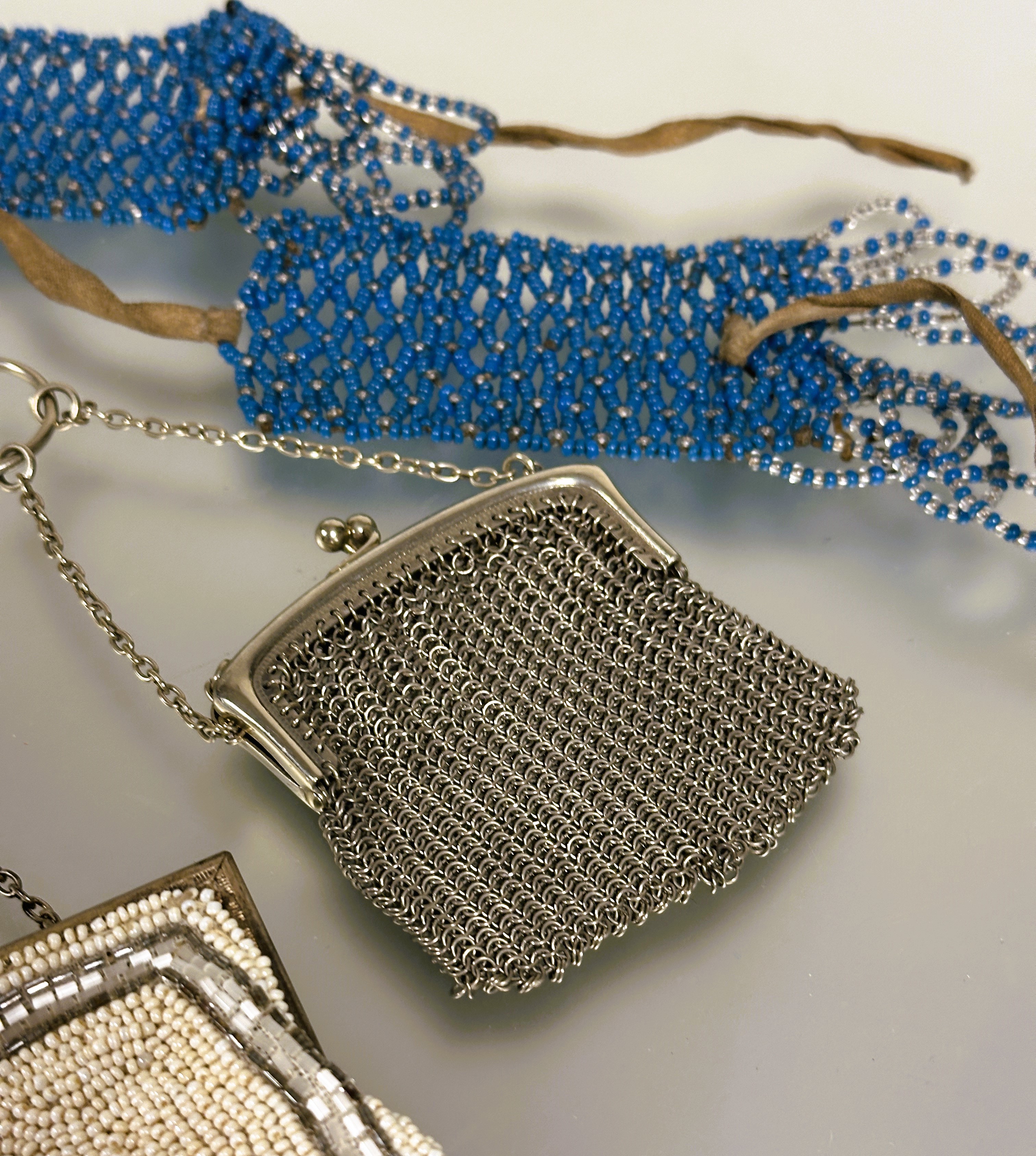 A 1920s white metal beaded evening bag with scrolling design and chain link handle H x 10cm W x - Image 3 of 4