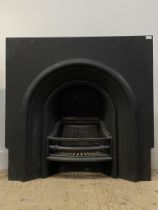 A large Victorian cast iron fire insert. H99cm, W102cm.