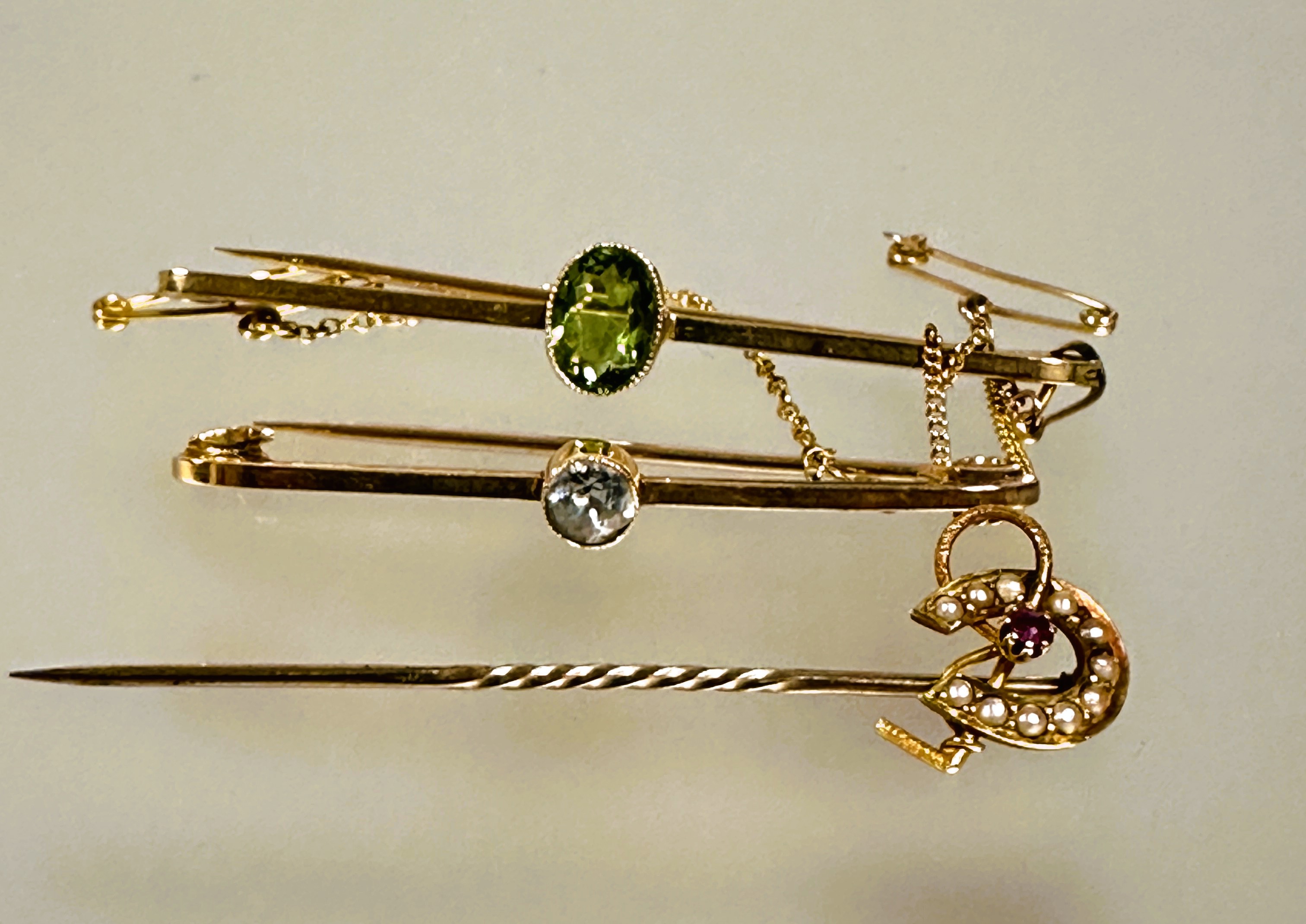 A 15ct gold Edwardian bar brooch set circular faceted aquamarine compete with safety chain L x 4.5cm - Image 2 of 4