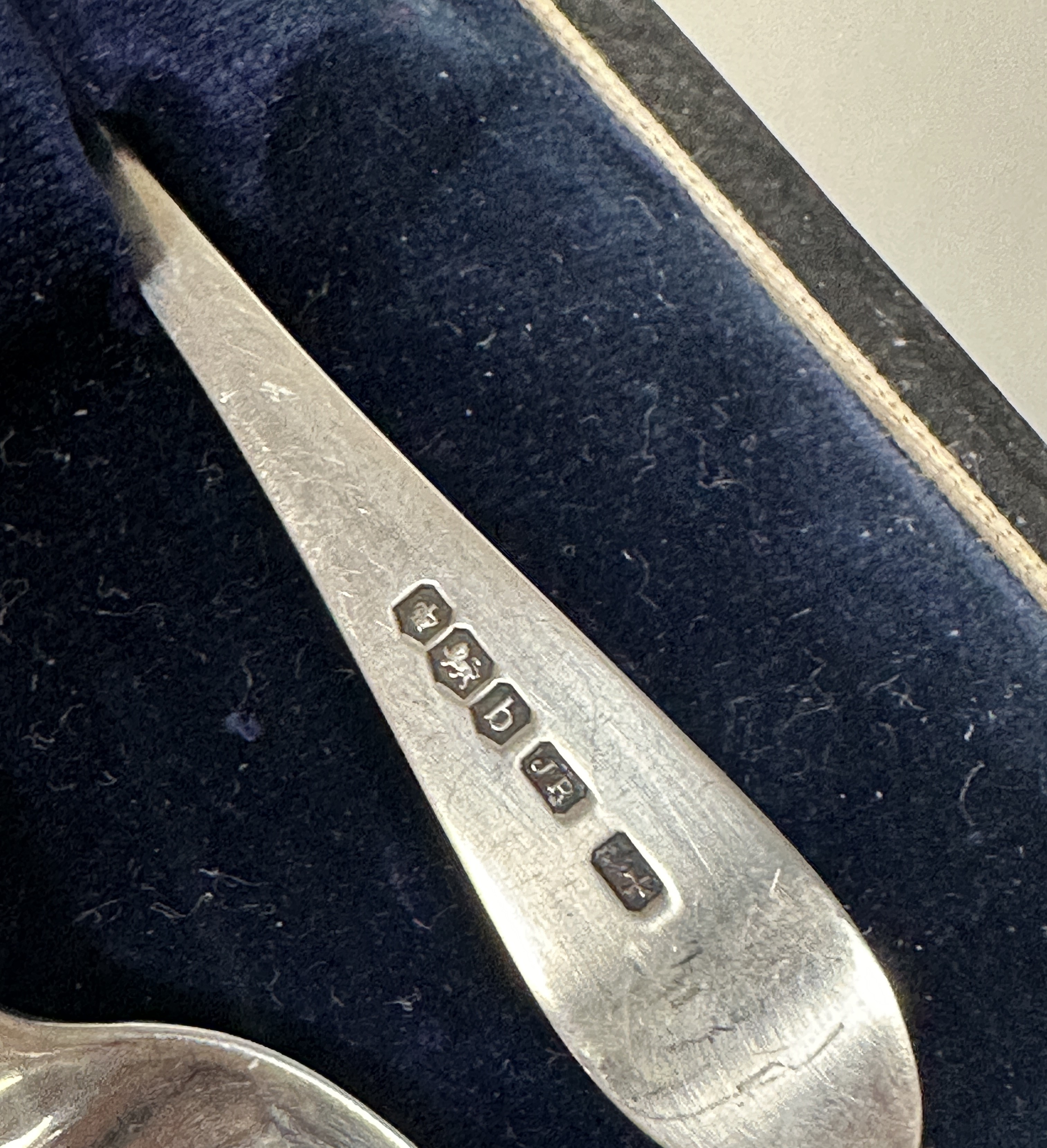 A Edwardian set of six Sheffield silver tea spoons with original fitted case retailed by Ralph C - Image 4 of 5