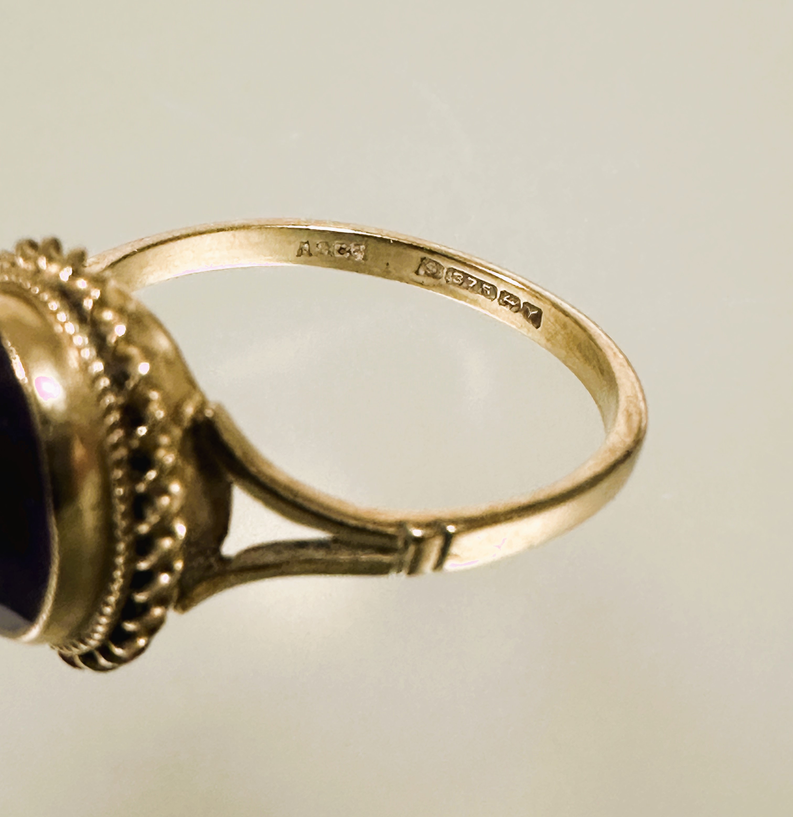 A 9ct gold oval faceted amethyst collette set dress ring with rope pattern border approximately - Image 4 of 4