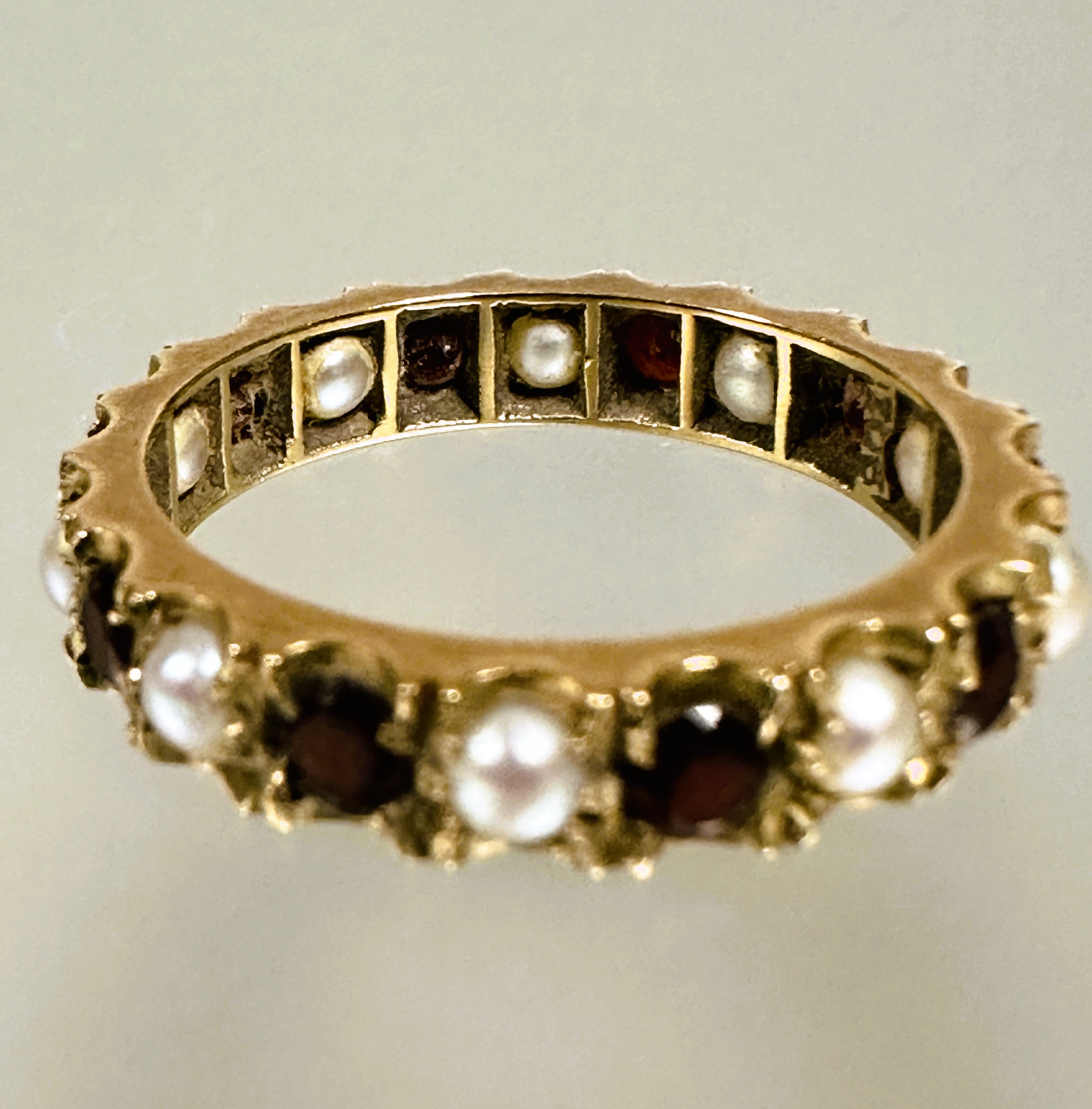 A yellow metal ten stone garnet and seed pearl alternating eternity style ring Q/R 3.26g - Image 2 of 2
